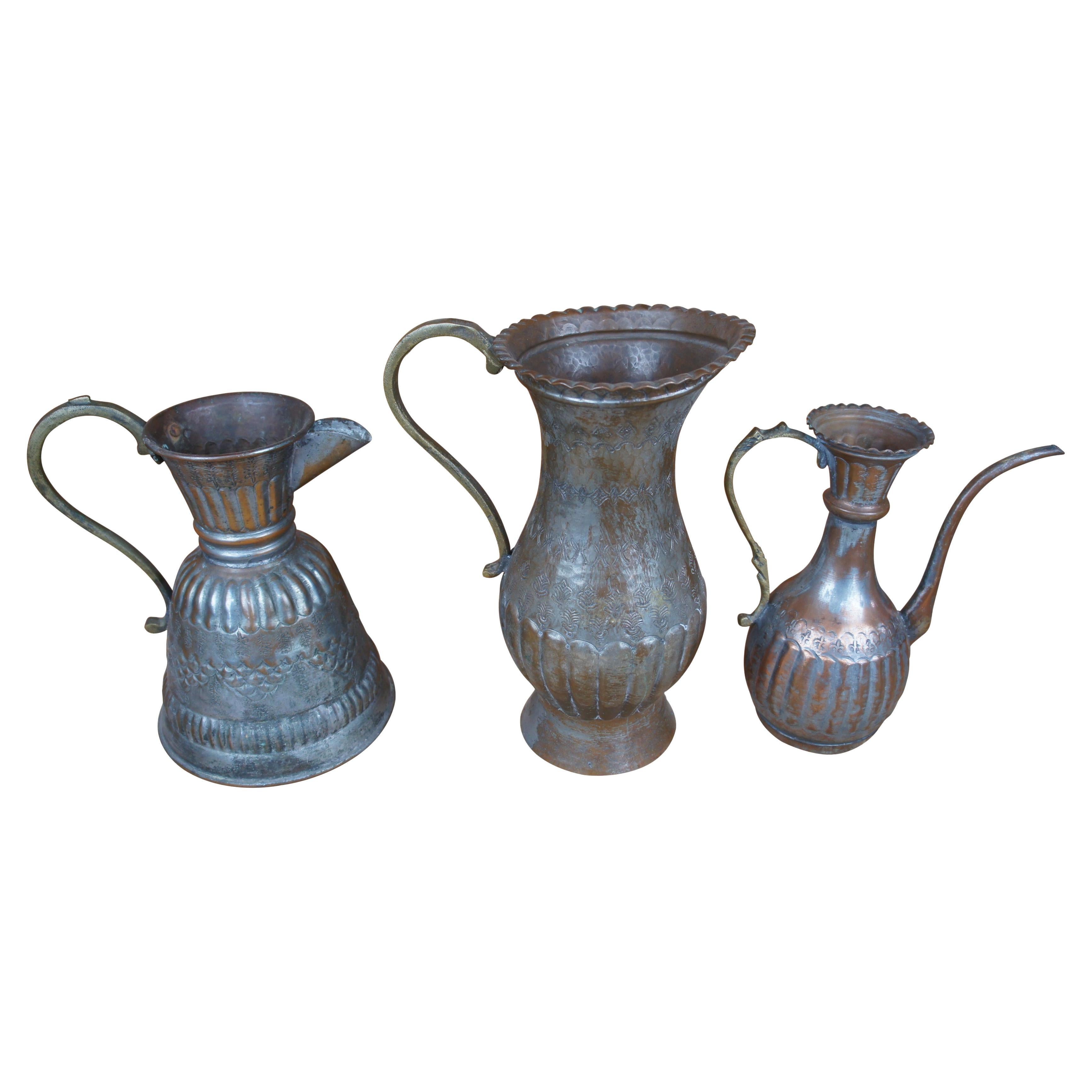 3 antike ägyptische gehämmerte Kupfer-Wasserdosen-Krugkrüge mit Bonsai-Schwanzhalsausschnitt