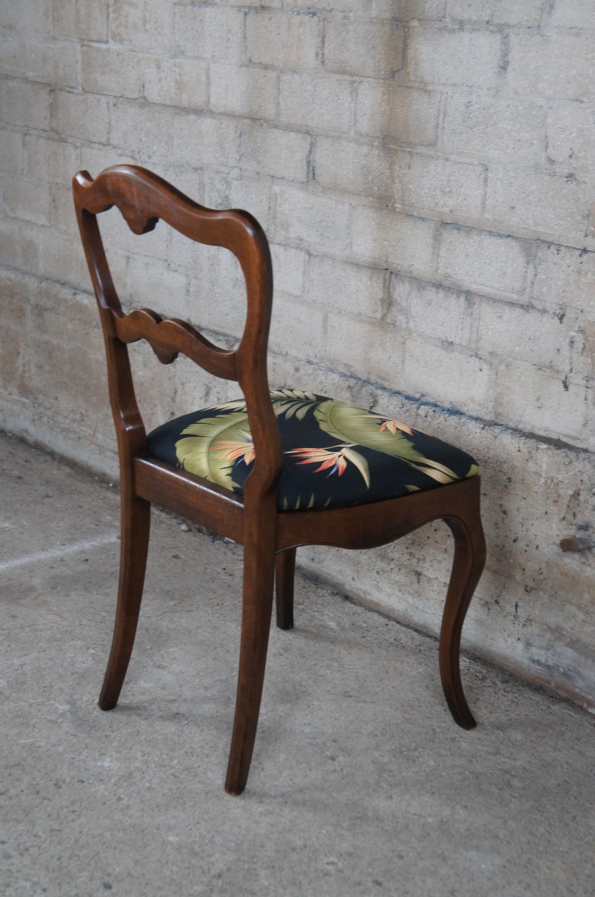 Tissu d'ameublement 3 chaises d'appoint françaises anciennes de style victorien en noyer rembourrées pour salle à manger ou salon en vente