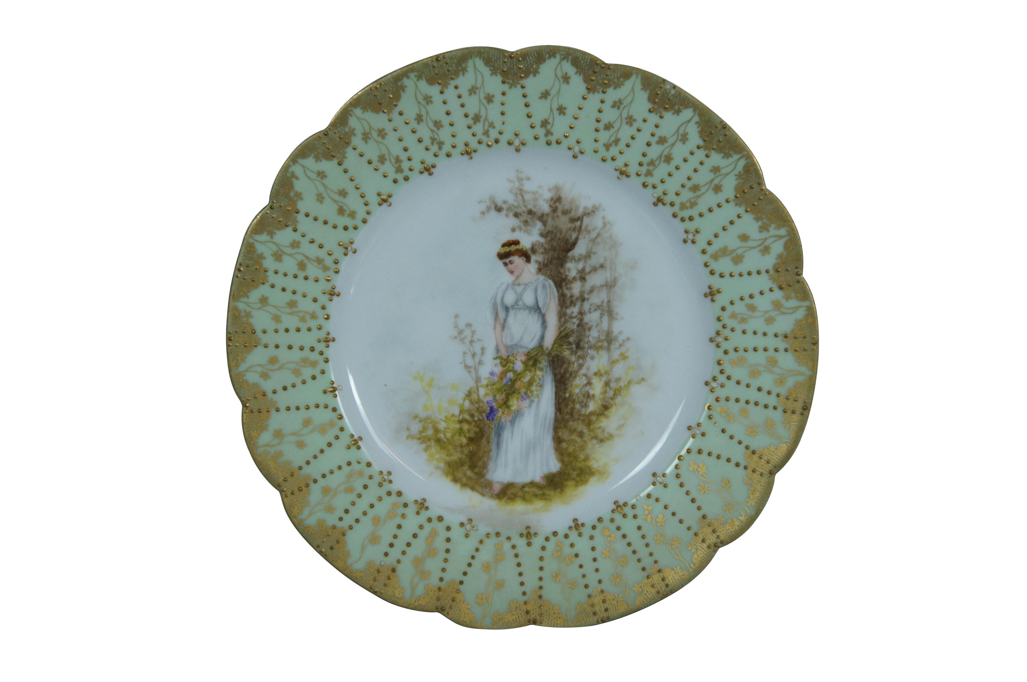 Set di tre piatti in porcellana di Limoges Haviland & Co. del 1876-1889 circa con stile barocco di Royal Vienna, bordi floreali e di perline incrostati d'oro in verde pastello, rosa e viola, che incorniciano motivi centrali di donne in abiti