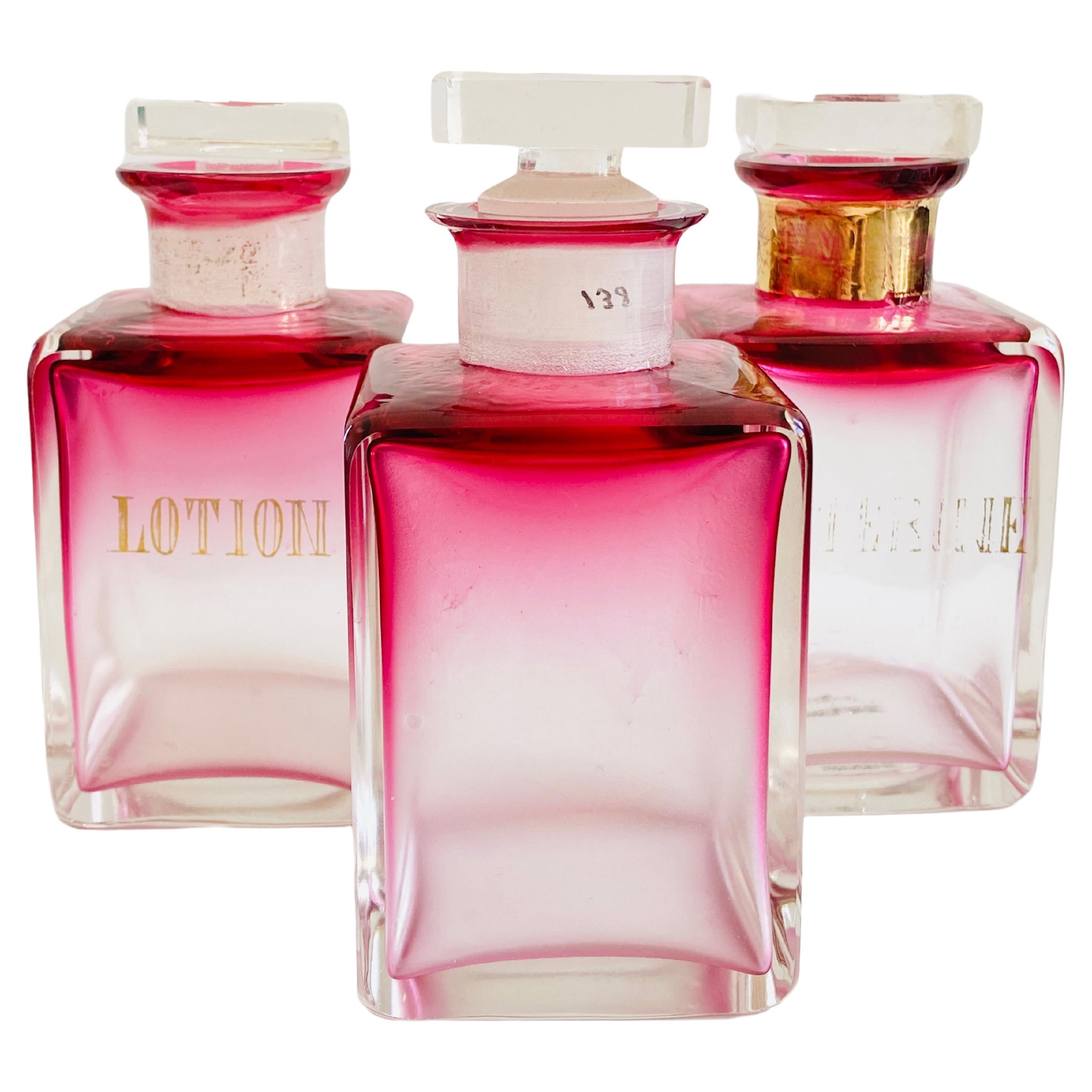 3 flacons de parfum d'apothicaire de Cologne en verre doré canneberge numérotés anciens en vente