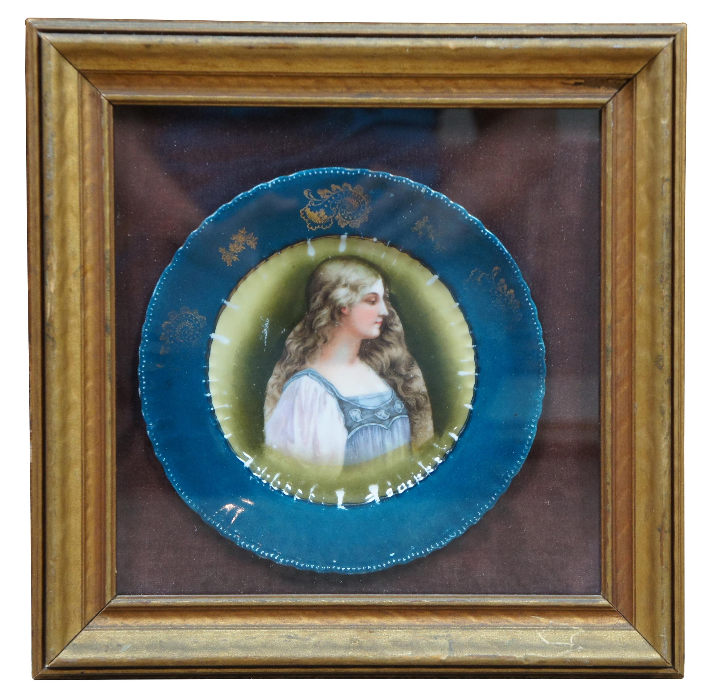 Satz von drei gerahmten Porträttafeln, die Frauen im Renaissancestil aus Victoria Austria darstellen. Diese Platten wurden in der 1883 in Karlsbad (Karlovy Vary) von der Londoner Firma Lazarus & Rosenfeld Ltd. gegründeten Fabrik hergestellt. Im Jahr