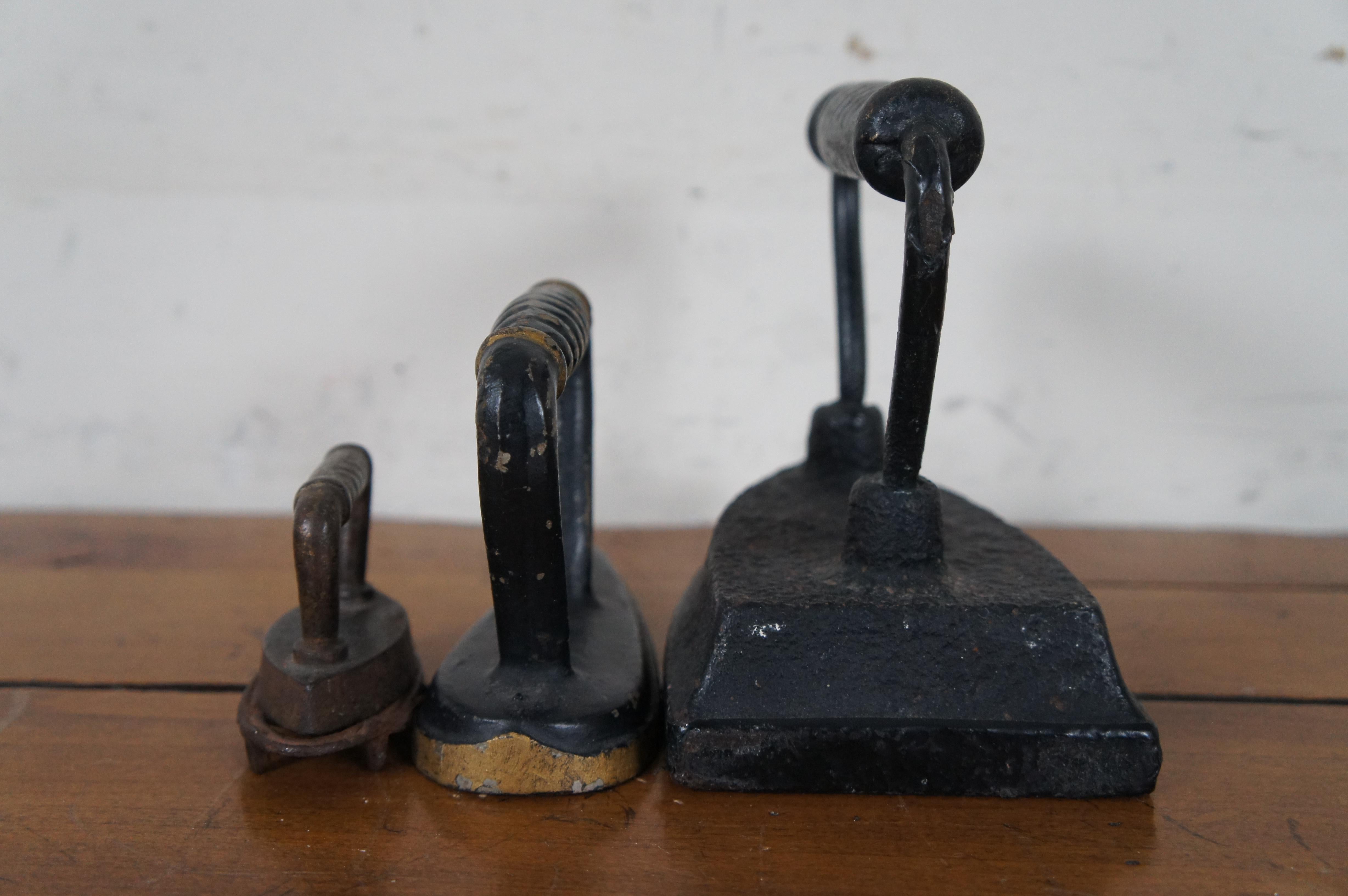 3 Antiguo victoriano de hierro fundido Triste plana de prensa de lavandería paño plancha Trébede en Bueno Estado en Dayton, OH