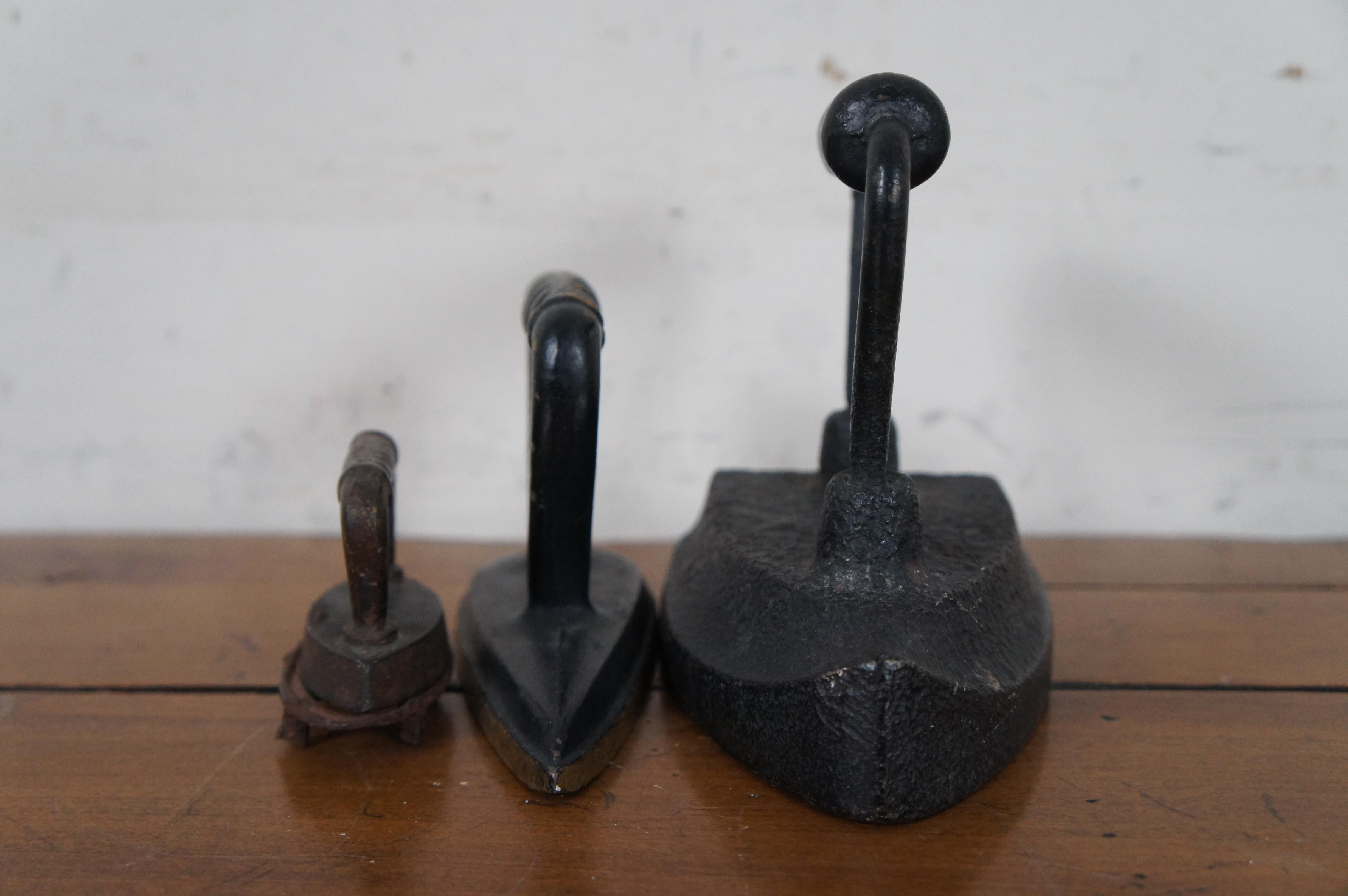 3 antike viktorianische Gusseisen traurig flache Presse Wäschetuch Bügeleisen Untersetzer (19. Jahrhundert) im Angebot