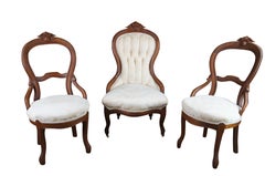 3 Anciennes chaises de salon en noyer sculpté de style victorien renaissance