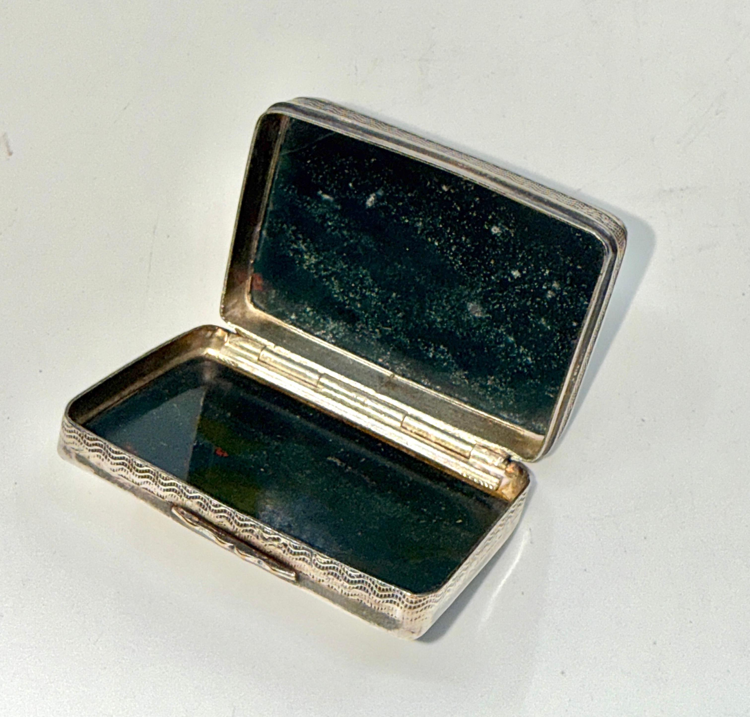 Un joli groupe de trois tabatières ou boîtes à bibelots victoriennes anciennes avec des côtés en métal et des dessus et fonds en agate moussue ou à bandes. Je ne sais pas exactement de quoi est fait le plus petit. Il a de belles couleurs. Le métal