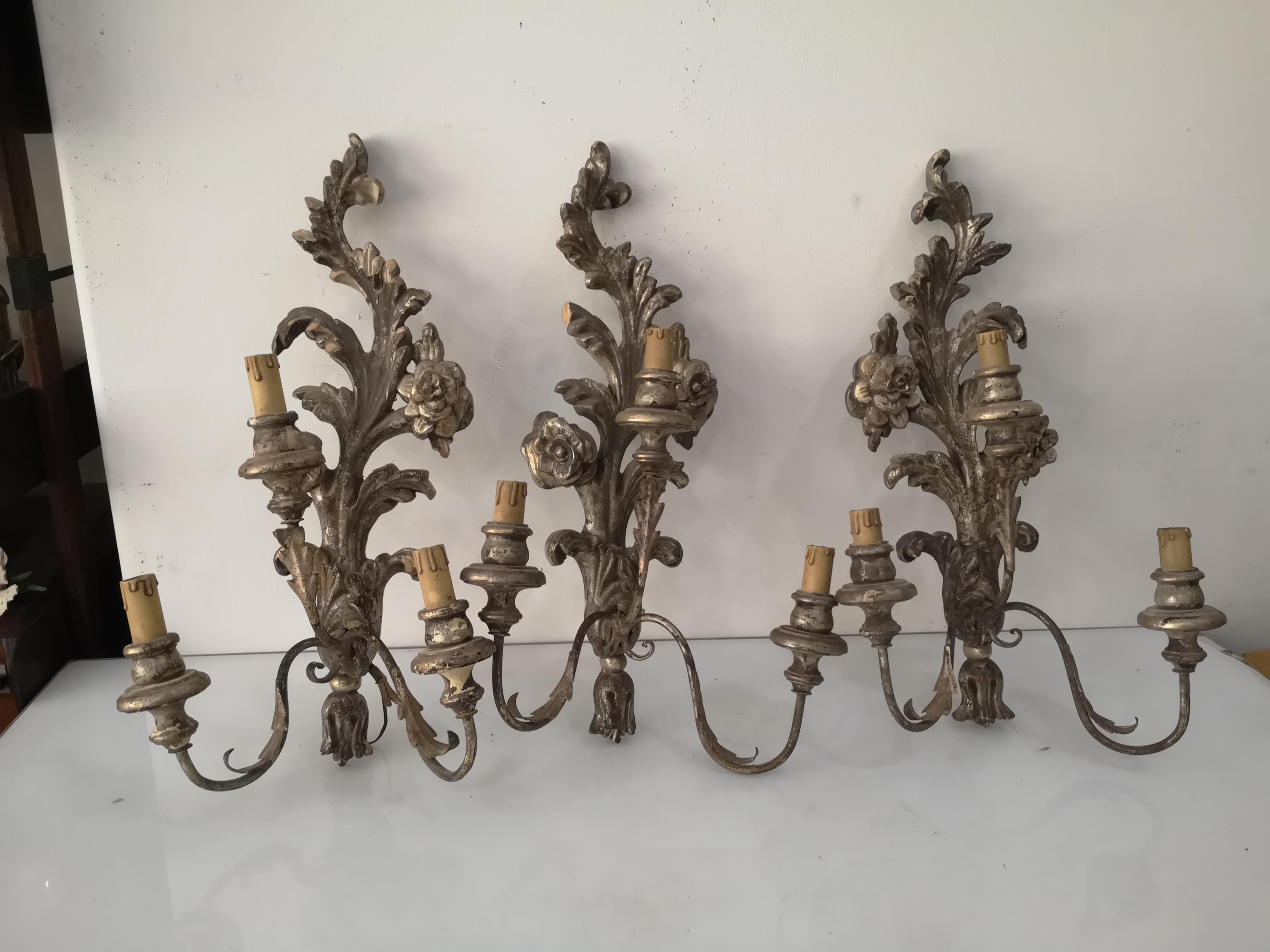 3 Applique a 3 luci in legno e pastiglia argentata anni 30 - H cm 58 in vendita 7