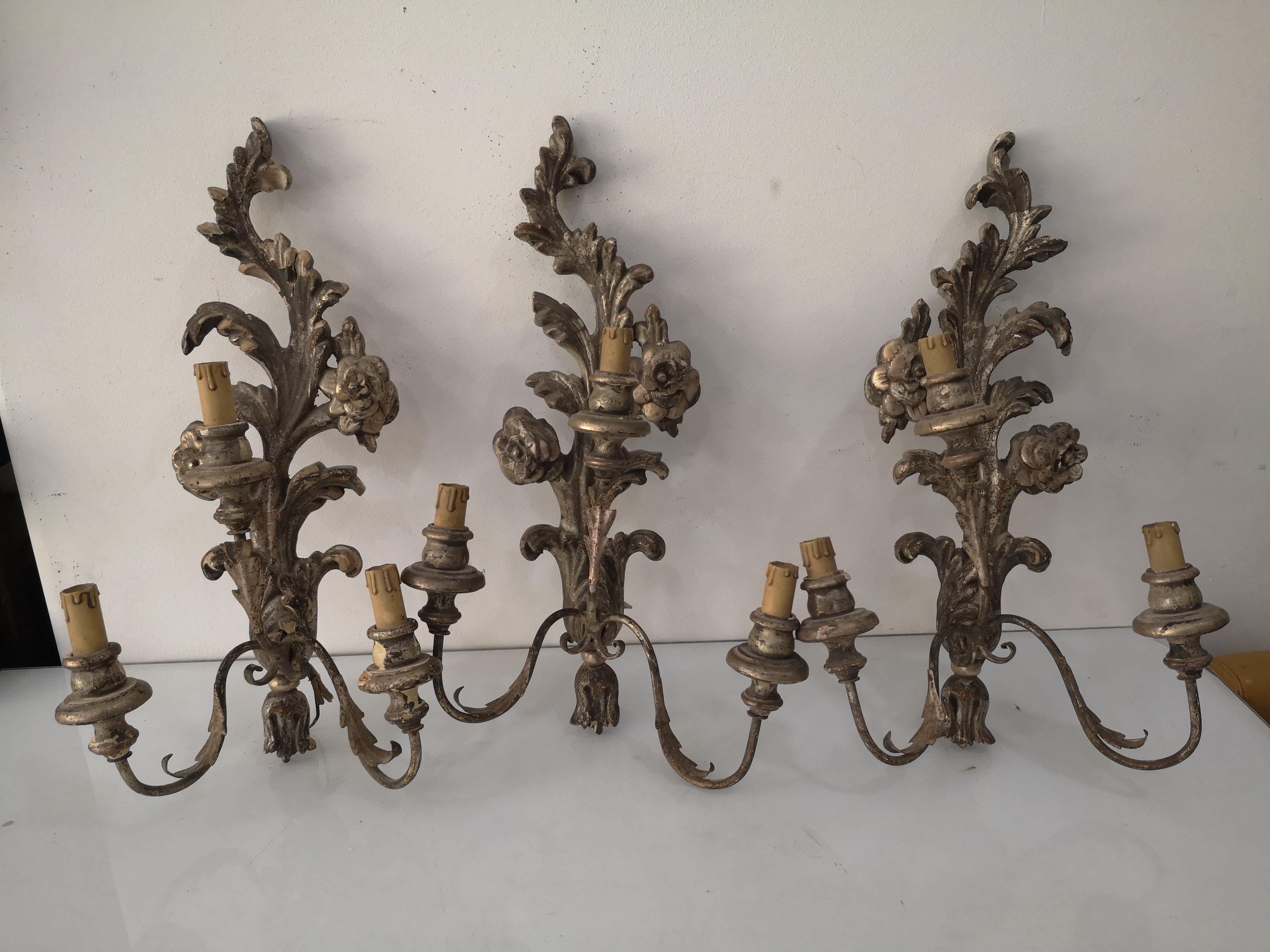 3 Applique a 3 luci in legno e pastiglia argentata anni 30 - H cm 58
Gli applique si presentano in buone condizioni come da foto,
ma hanno bisogno di un restauro che li riporti all'antico splendore.
Gli applique sono elettrificati.
Misure:
Altezza