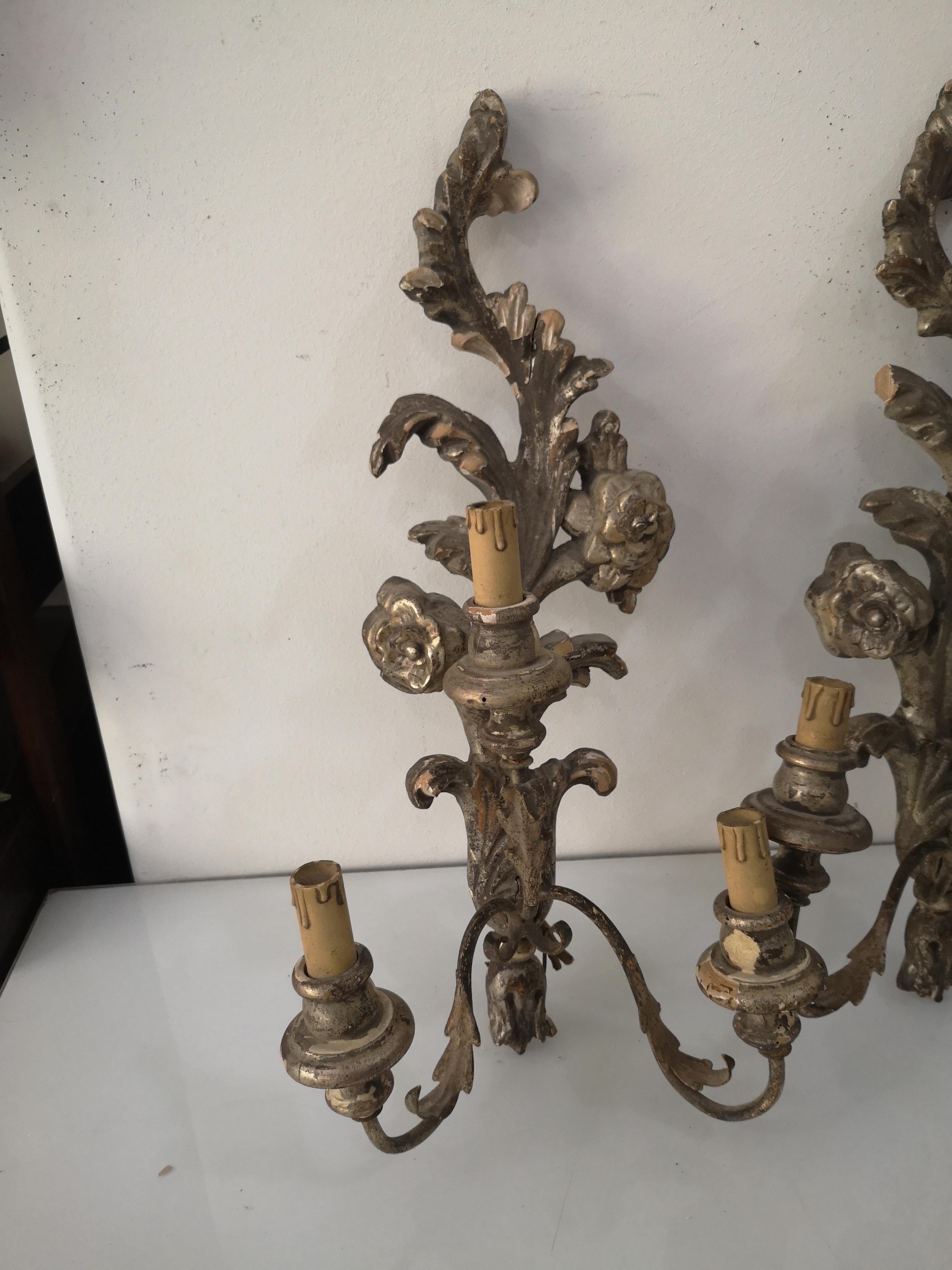 3 Applique a 3 luci in legno e pastiglia argentata anni 30 - H cm 58 In condizioni discrete in vendita a Catania, IT