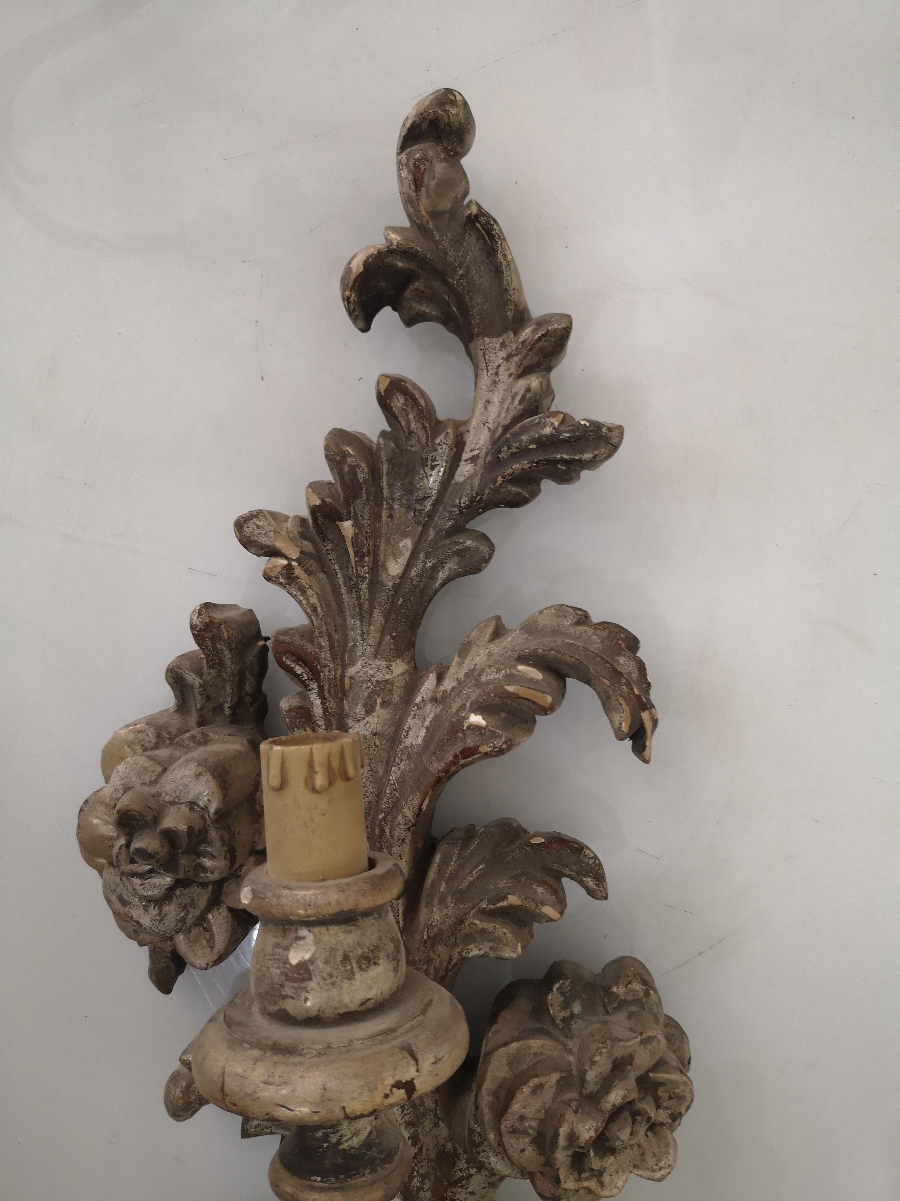3 Applique a 3 luci in legno e pastiglia argentata anni 30 - H cm 58 in vendita 1