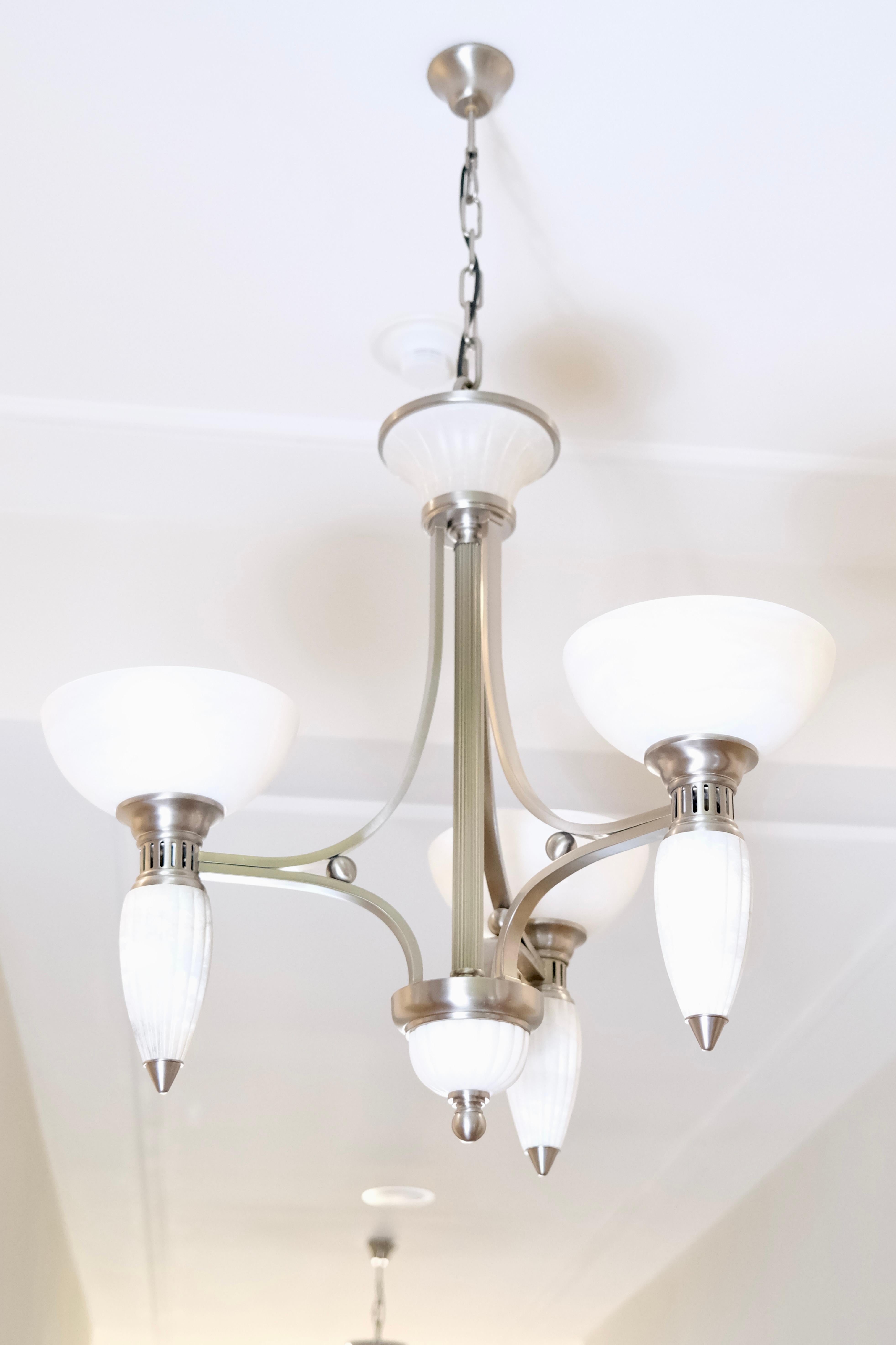 Per molti anni, questo lampadario in stile Art Déco ha adornato i corridoi del prestigioso Grand Hotel a 5 stelle 