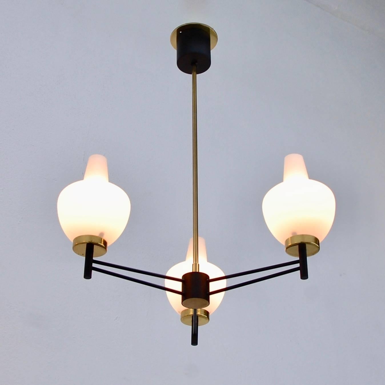 Modern and elegant petite midcentury Italian chandelier in brass, painted brass and glass. Original finish, partially restored. Currently wired for the US. Single medium-based E26 socket per shade. Total maximum wattage recommended 180 watts.