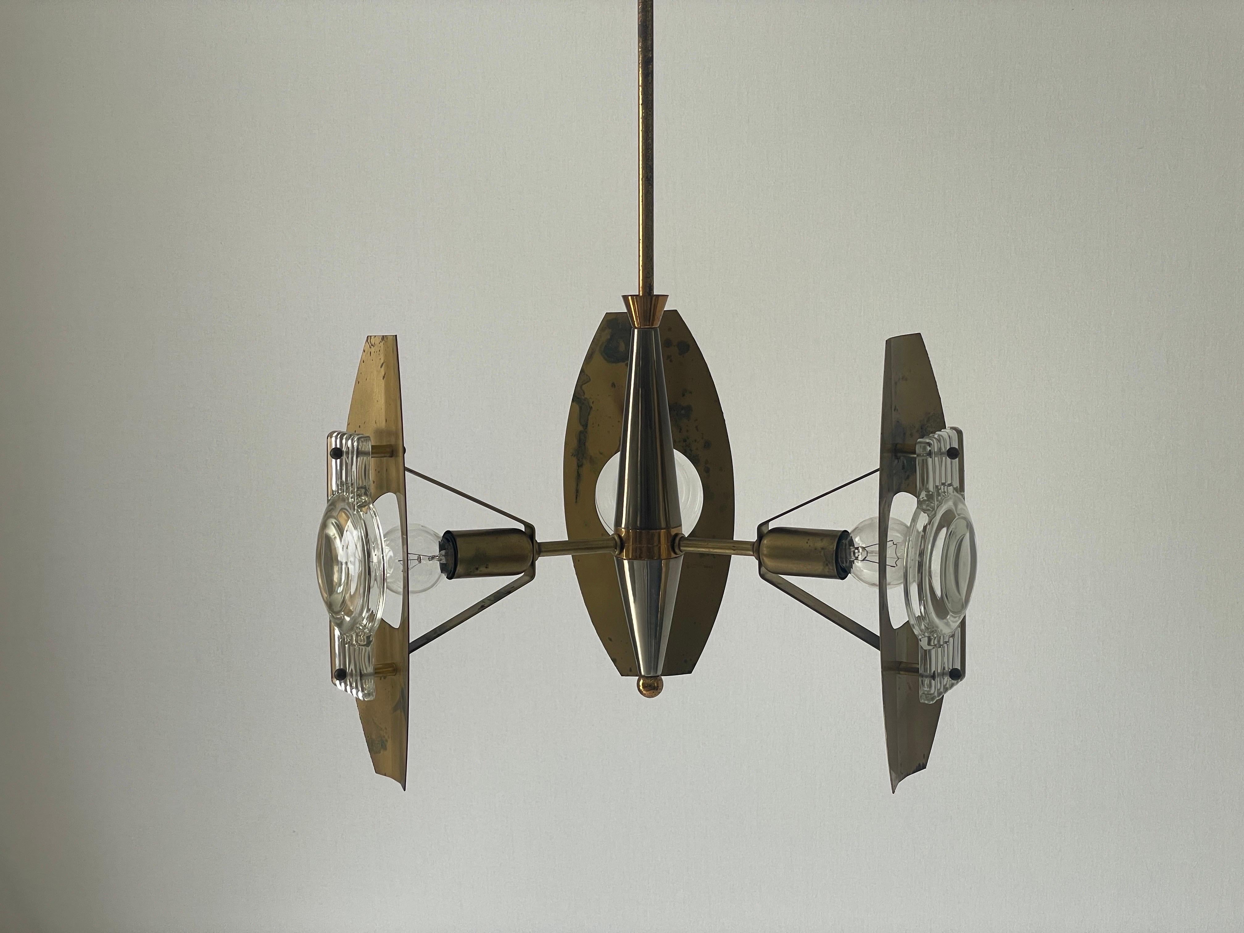 Lampada da soffitto a 3 bracci in ottone e vetro a lente, attribuita a Oscar Torlasco per Stilkronen, anni '60, Italia
Dettagli e ferramenta in ottone.

Il paralume è in ottime condizioni vintage.

Questa lampada funziona con 3x lampadine E14.