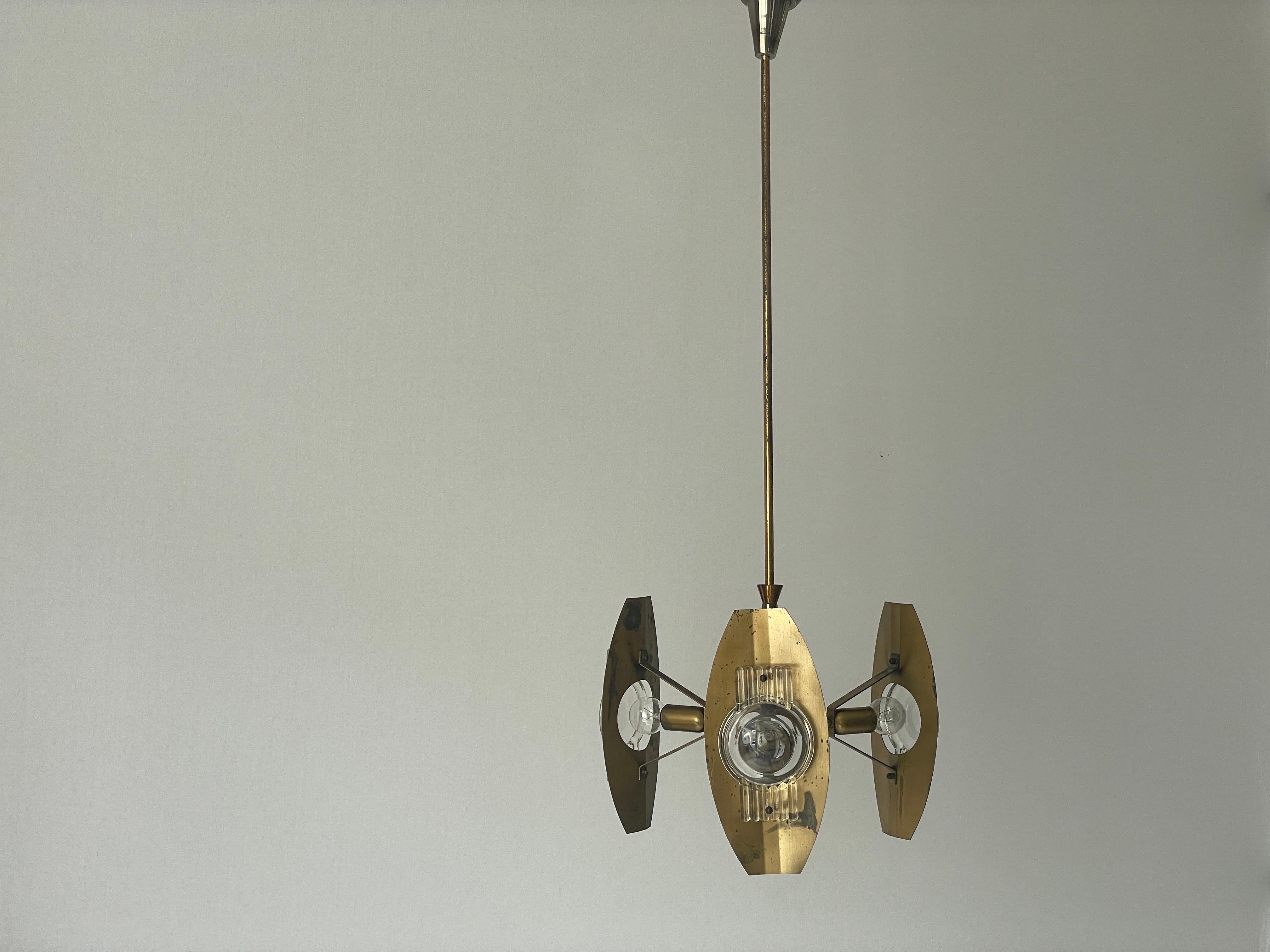 Italiano Lampada da soffitto a 3 bracci in ottone e vetro a lente, anni '60, Italia in vendita
