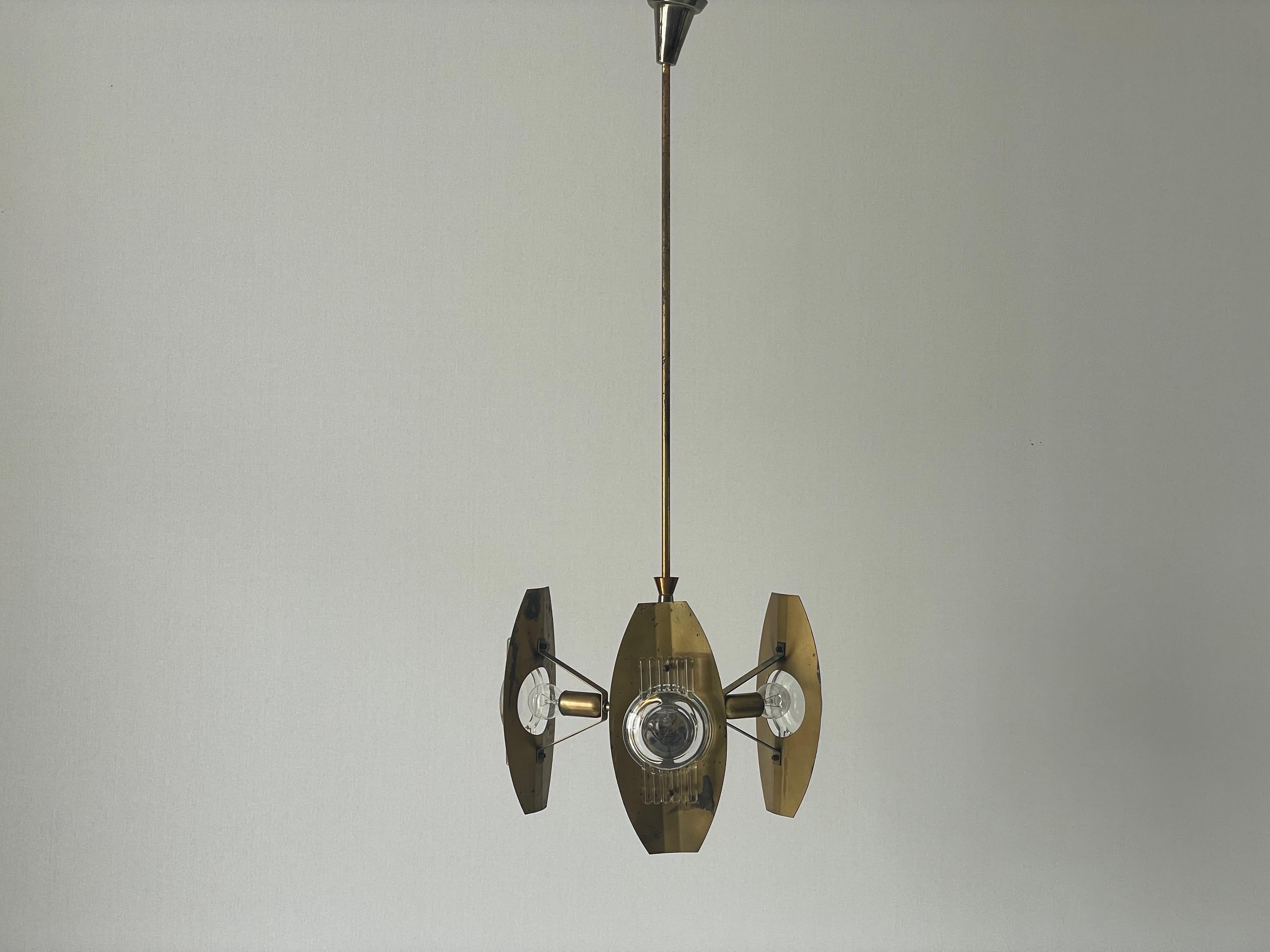 Metà XX secolo Lampada da soffitto a 3 bracci in ottone e vetro a lente, anni '60, Italia in vendita