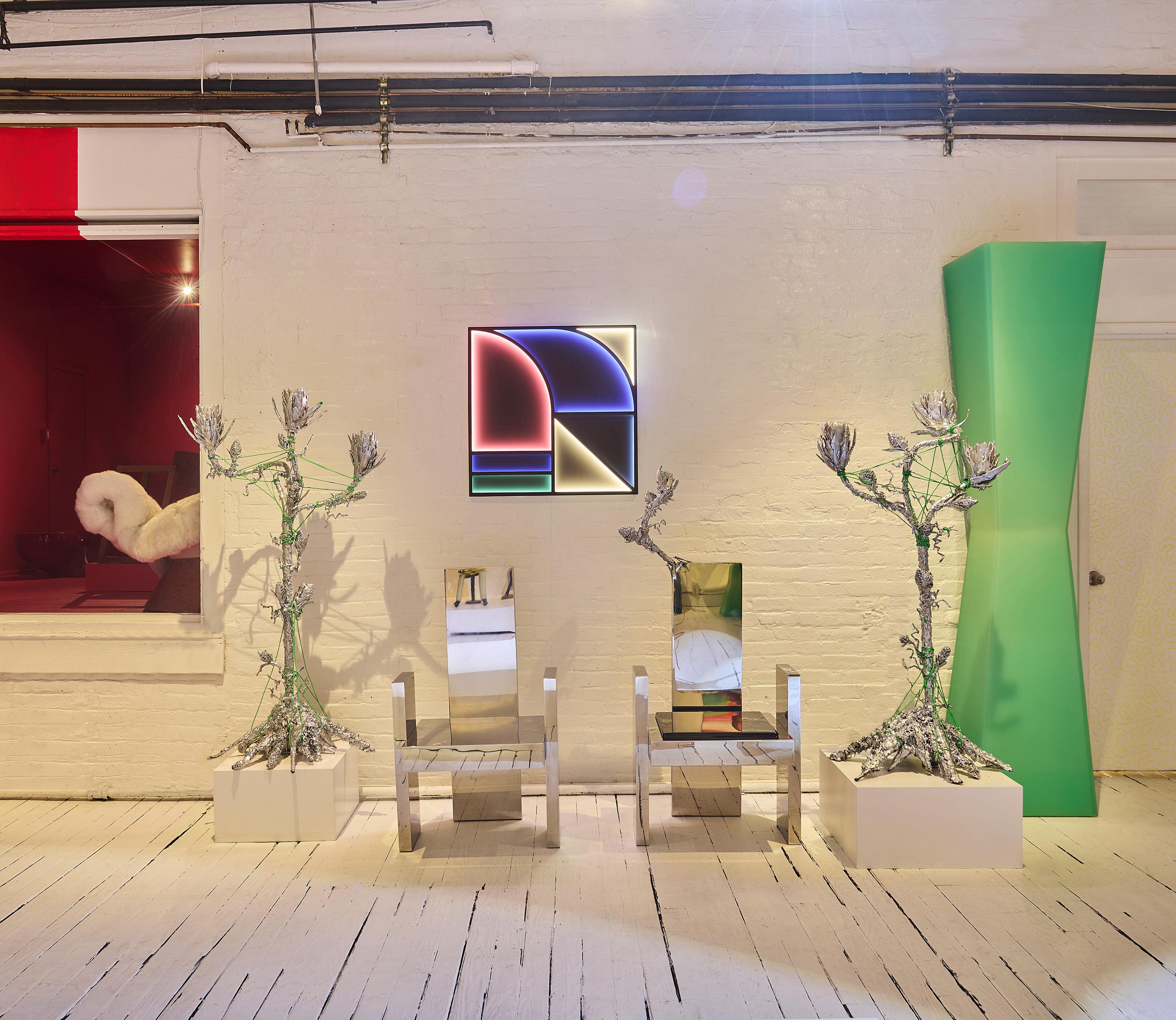 Candelabro a 3 braccia in resina e metallo cromato Earth Monsters di Roham Shamekh In condizioni Nuovo in vendita a New York, NY