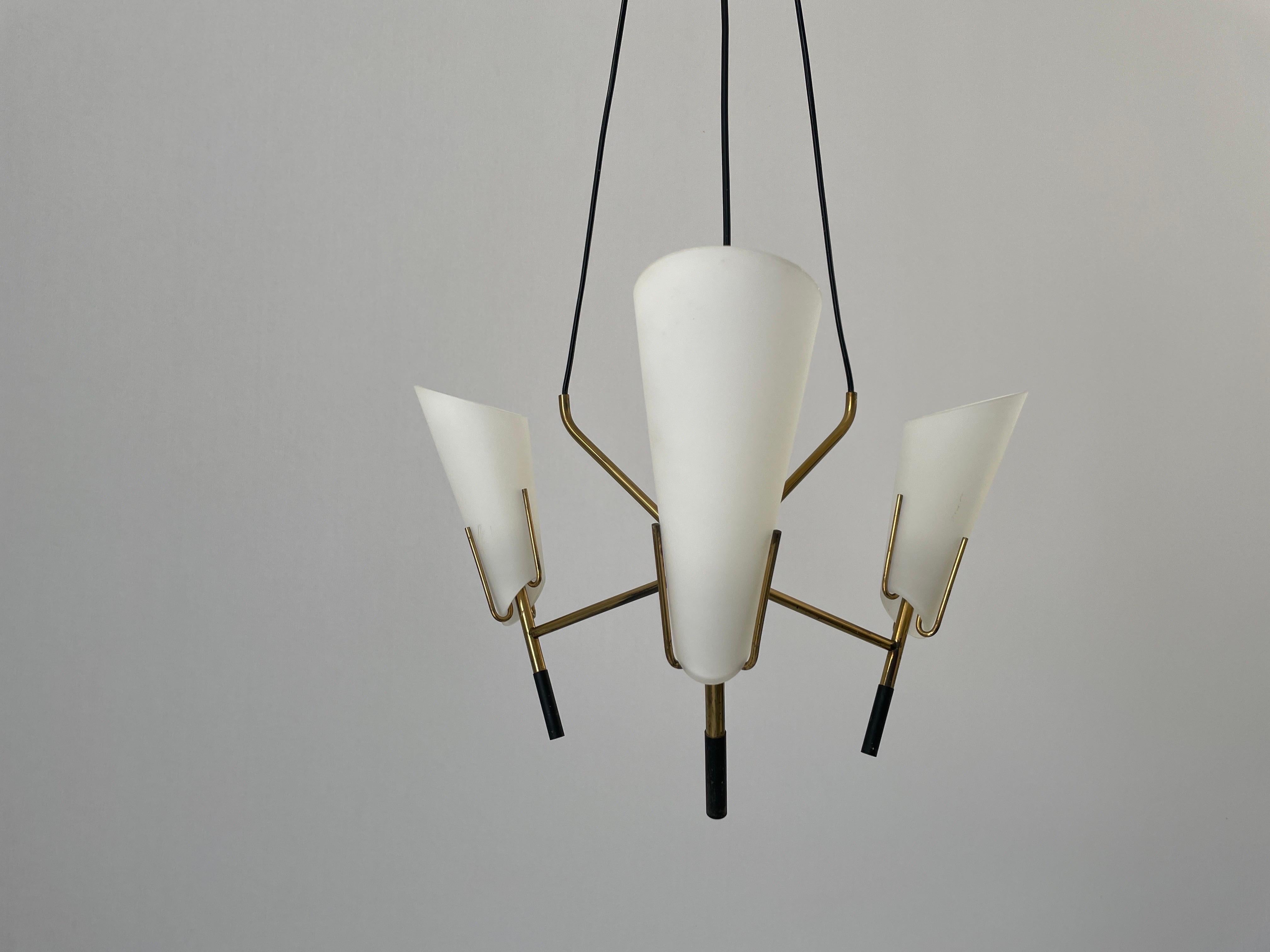 3- Lampe pendante en verre armé et laiton, années 1960, Italie

L'abat-jour est en très bon état vintage.

Cette lampe fonctionne avec 3 ampoules E14. 
Câblé et adapté à une utilisation avec 220V et 110V pour tous les pays.

Mesures :

Diamètre : 50