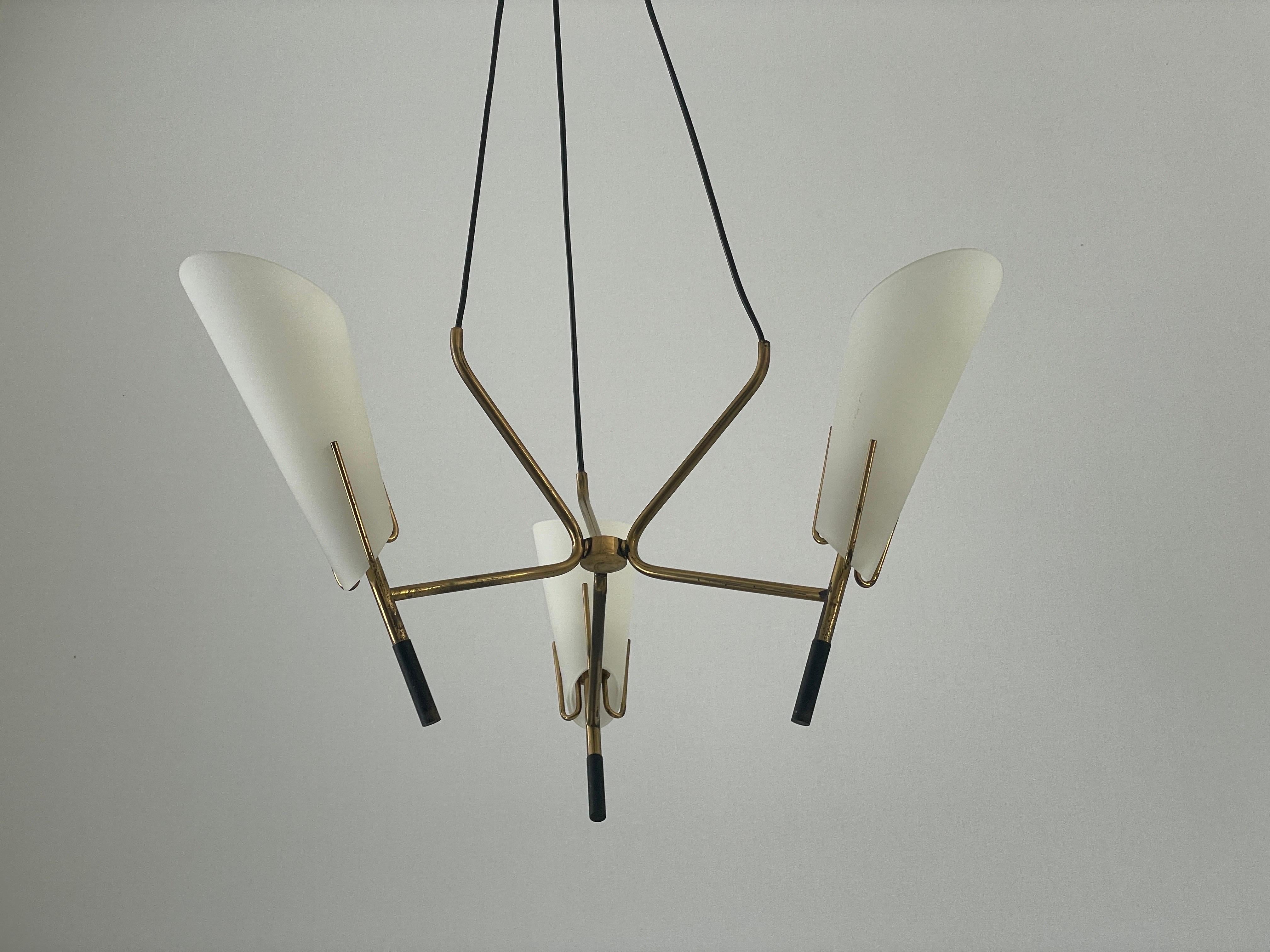 Mid-Century Modern 3- Lampe pendante en verre armé et laiton, années 1960, Italie en vente