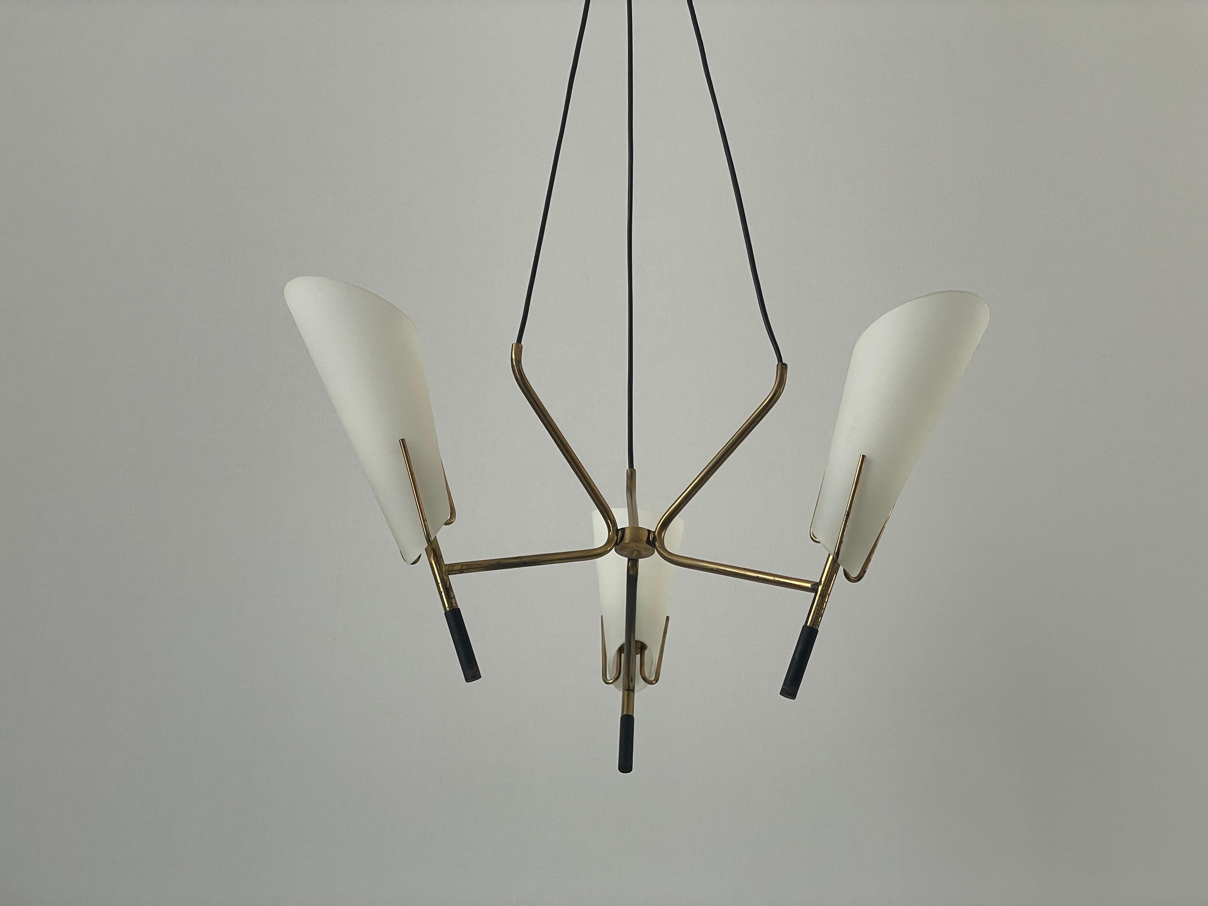 Milieu du XXe siècle 3- Lampe pendante en verre armé et laiton, années 1960, Italie en vente