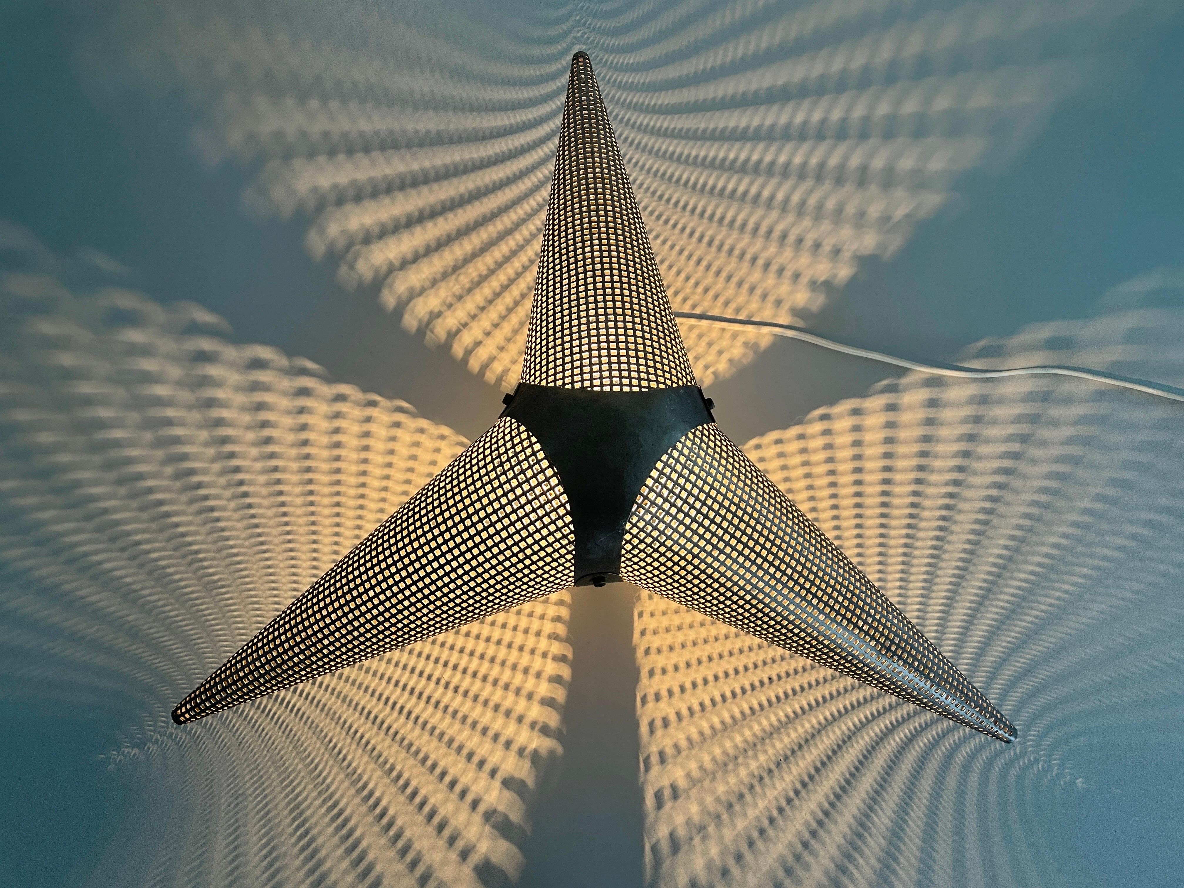 Lámpara de techo o empotrable de aluminio con pantalla de estrella de 3 brazos, años 60, Alemania en venta 8