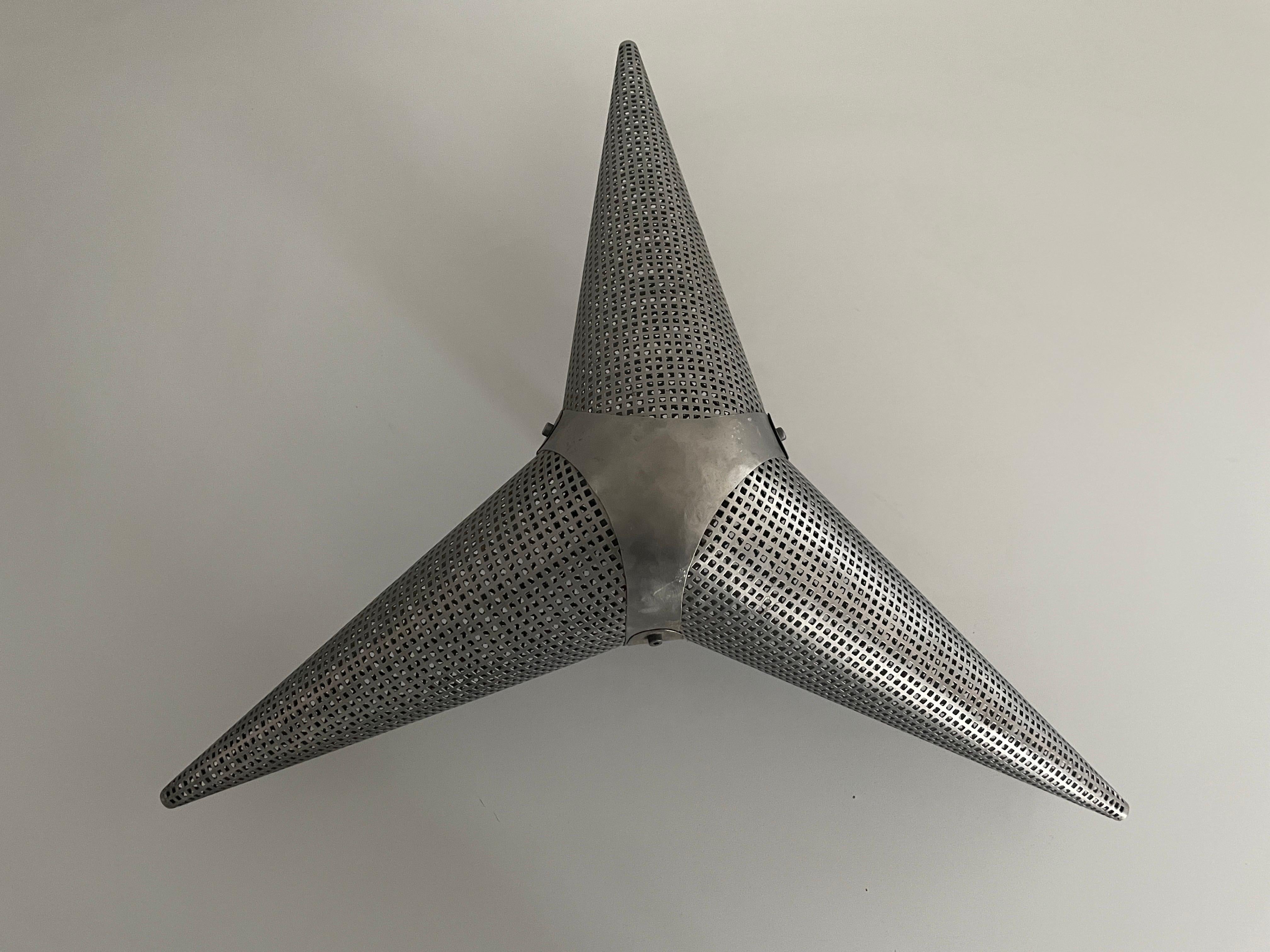 Lámpara de techo o empotrable de aluminio con pantalla de estrella de 3 brazos, años 60, Alemania

La pantalla está en muy buen estado vintage.

Esta lámpara funciona con bombillas E14. 
Con cable y apto para su uso con 220 V y 110 V para todos los