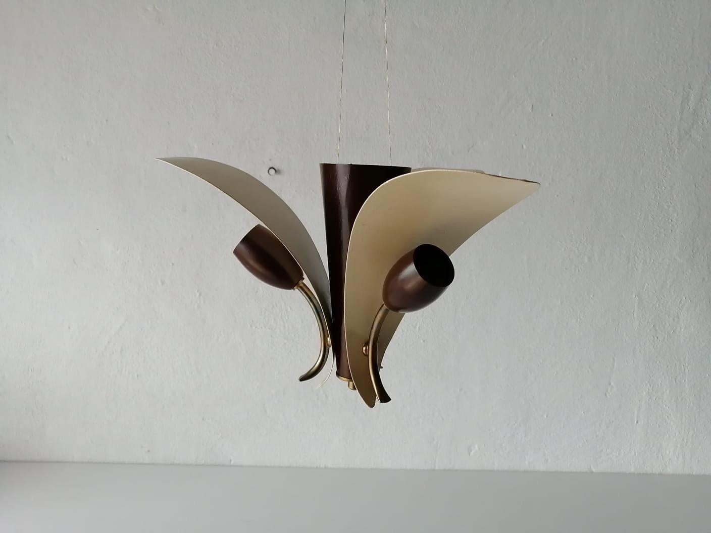 Mid-Century Modern 3 armed white & brown flower design sputnik flush mount or ceiling lamp, 1950s Germany

Very elegant and rare design.

It is very ideal and suitable for all living areas.

Lamp is in good condition. No damage, no