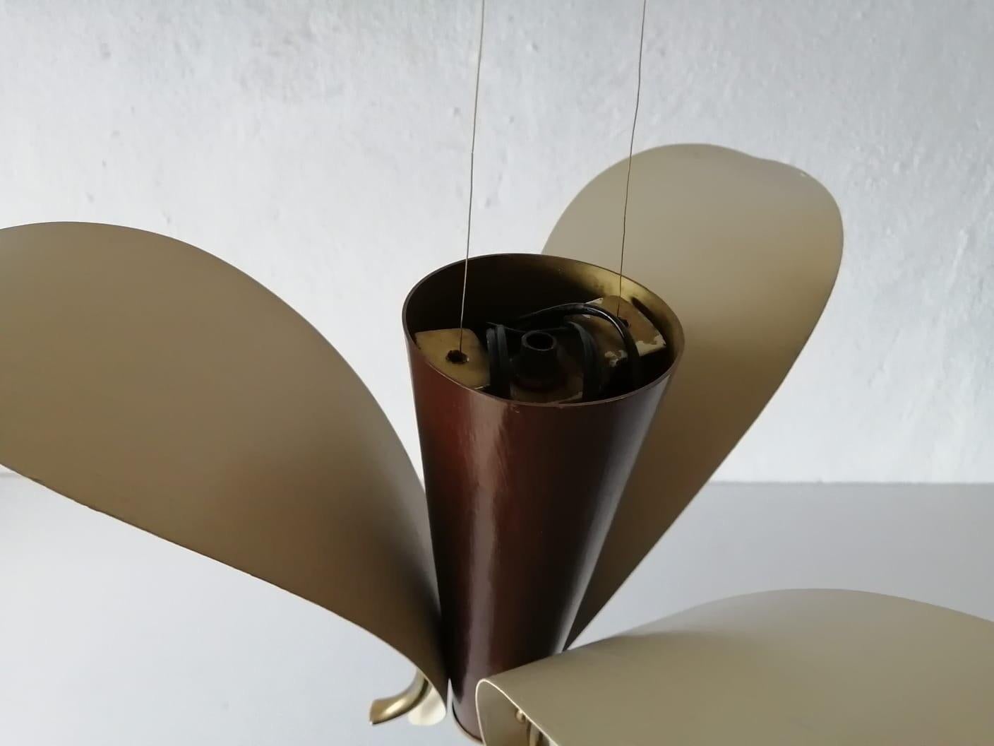 3 Armed White & Brown Flower Design Sputnik Ceiling Lamp, 1950s, Germany In Good Condition For Sale In Hagenbach, DE