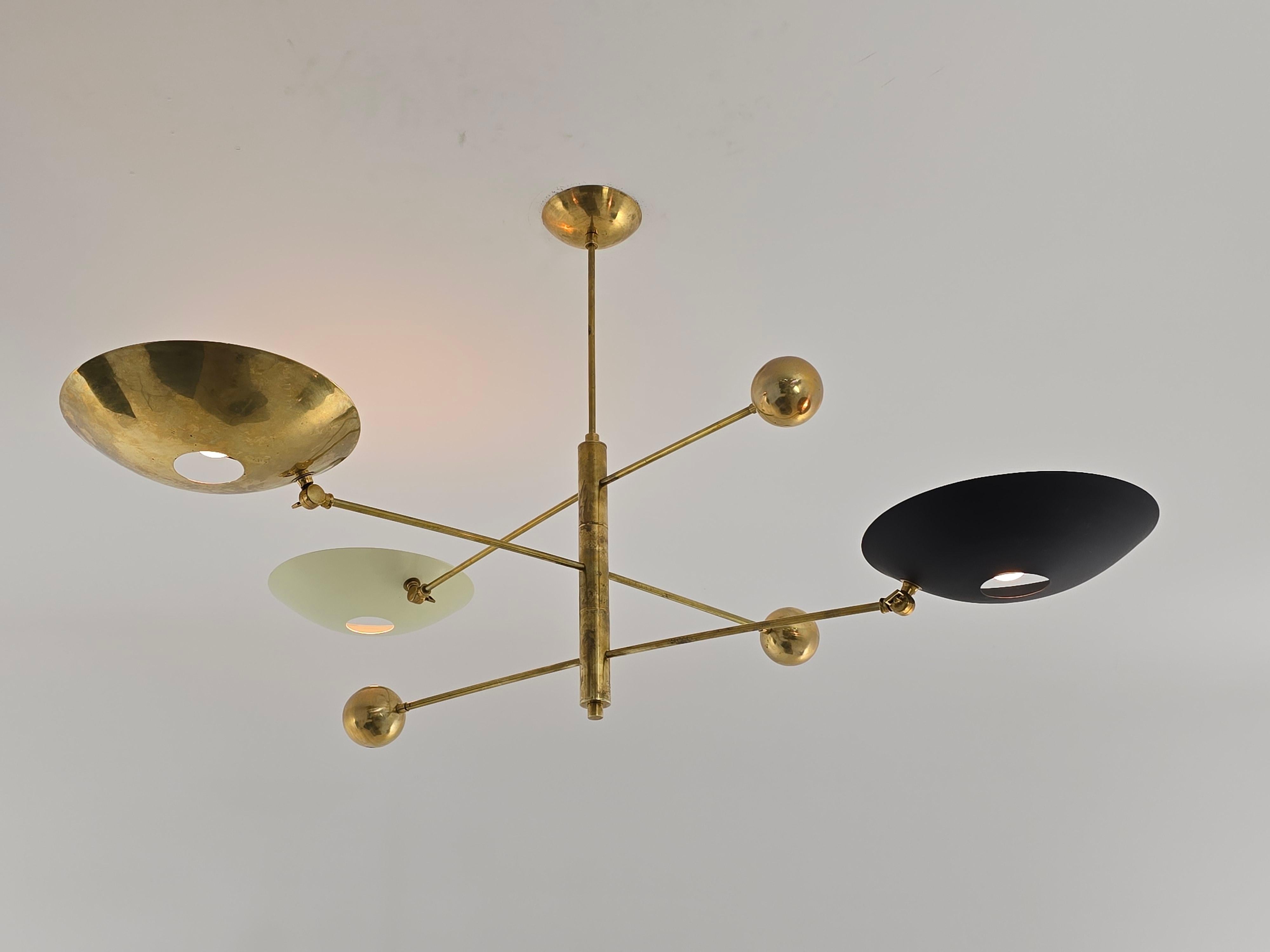 Elegante lampadario minimalista con  3 controbilanciato  braccio rotante che ruota di 180 gradi con  paralume inclinabile .

Rimbalzo della luce sul soffitto  creare un'atmosfera d'ambiente  e luci  qualche cosa sotto, attraverso il buco nella 