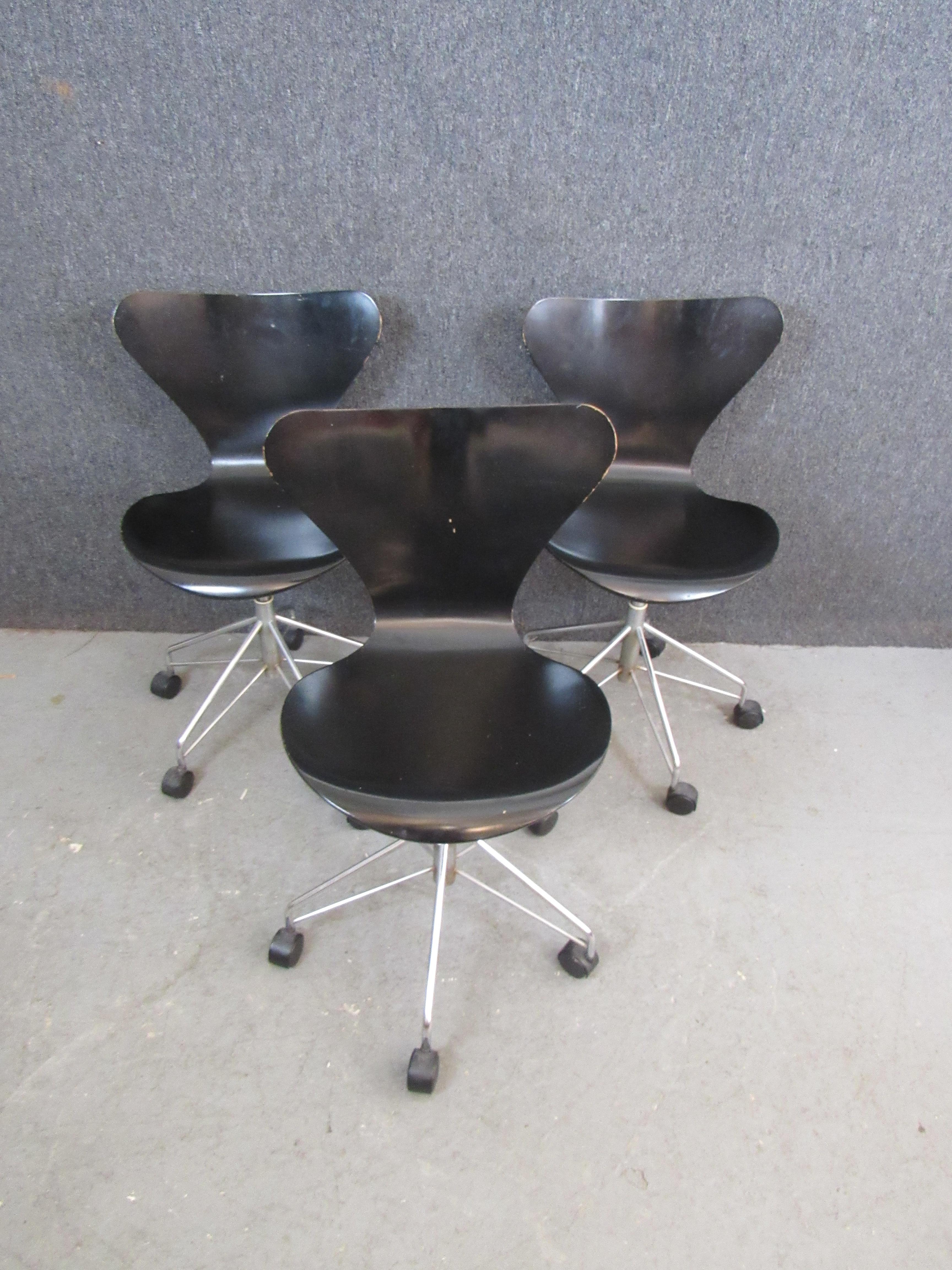 Verleihen Sie Ihrem Büro einen Hauch von Mid-Century mit diesen klassischen Arne Jacobsen Schreibtischstühlen von Fritz Hansen. Der unverwechselbare Stuhl 