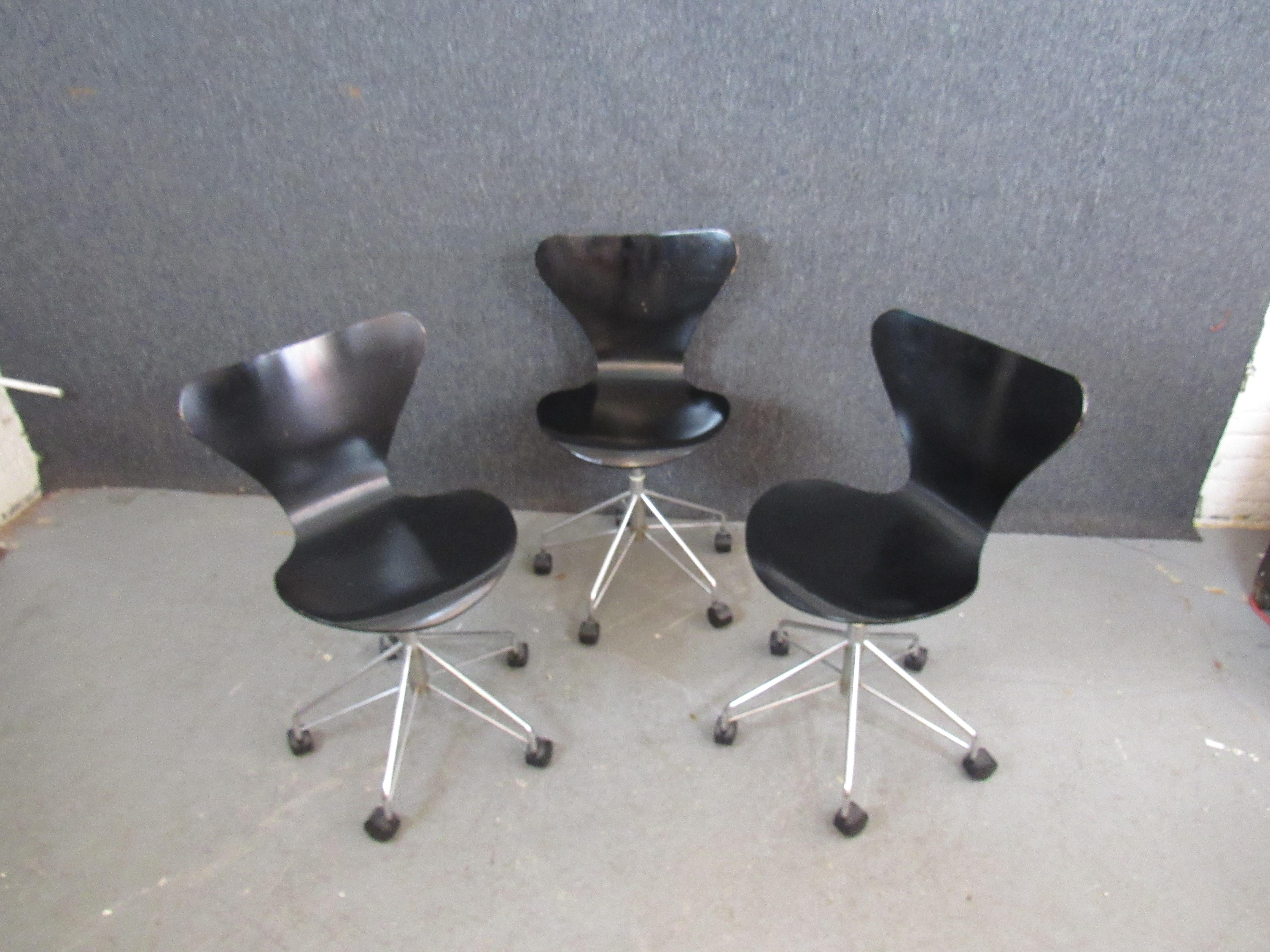 3 Arne Jacobsen „Series 7“ Schreibtischstühle von Fritz Hansen (Moderne der Mitte des Jahrhunderts) im Angebot