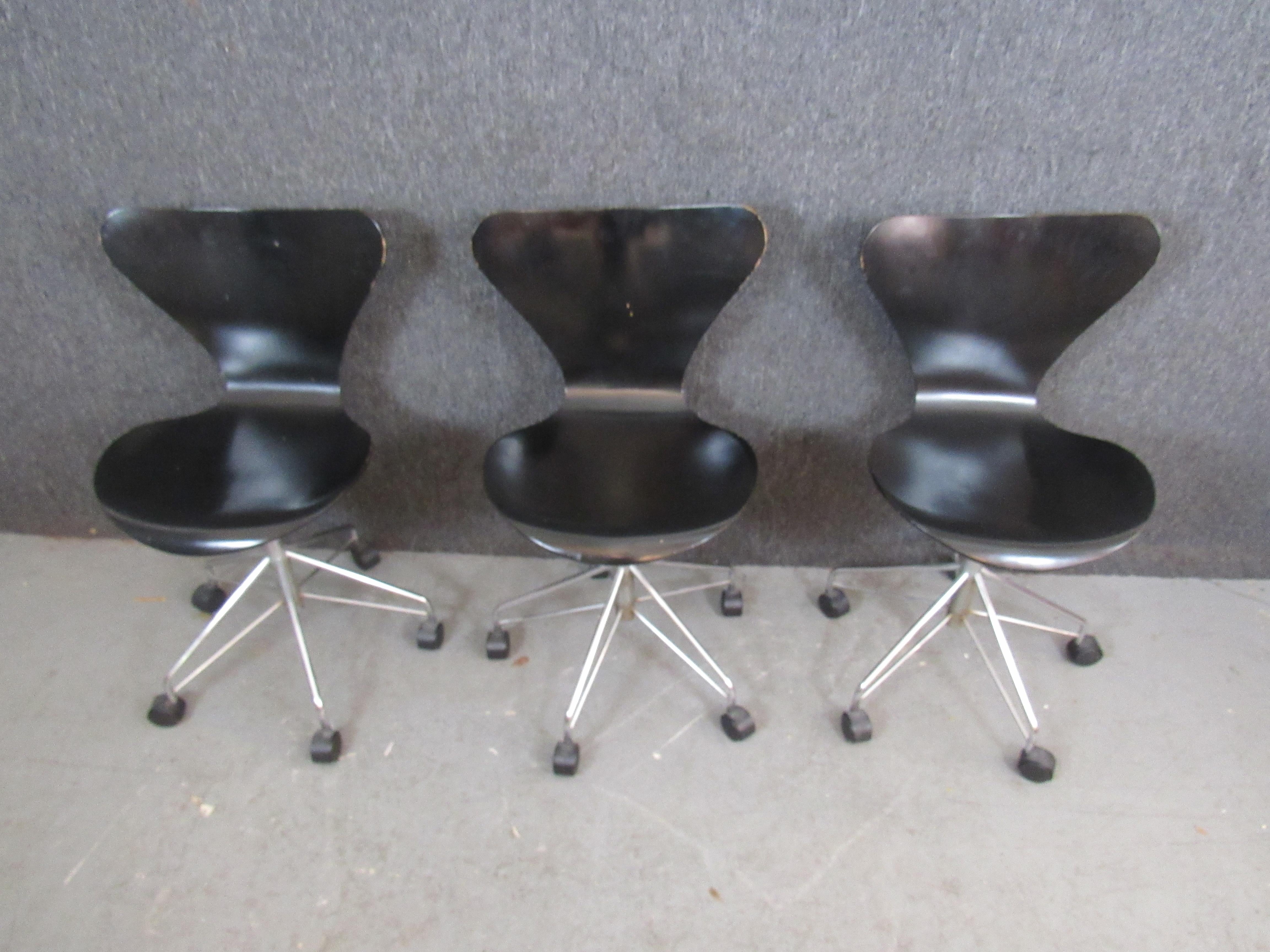 3 Arne Jacobsen „Series 7“ Schreibtischstühle von Fritz Hansen (Dänisch) im Angebot