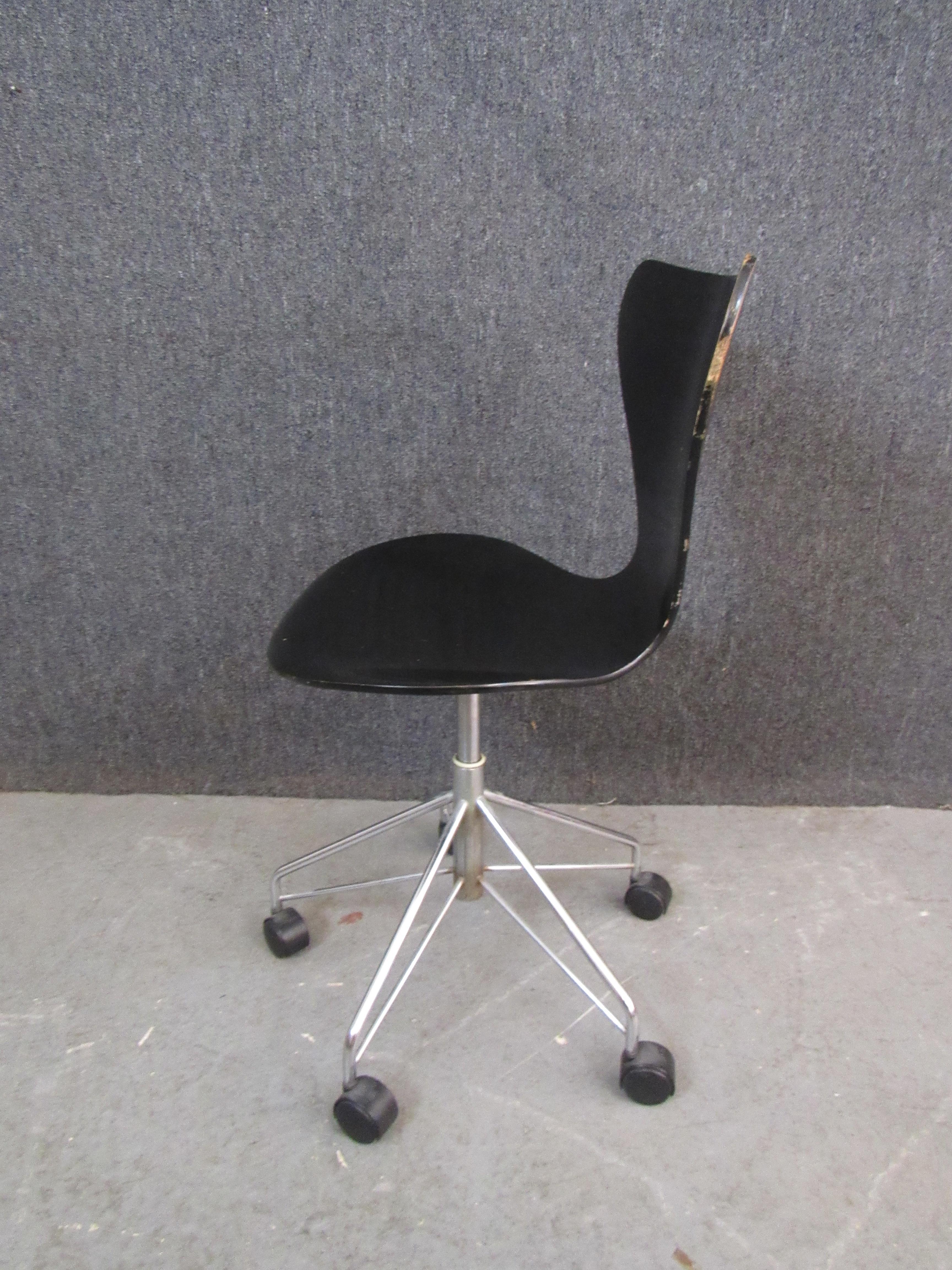 20ième siècle 3 Chaises de bureau Arne Jacobsen 