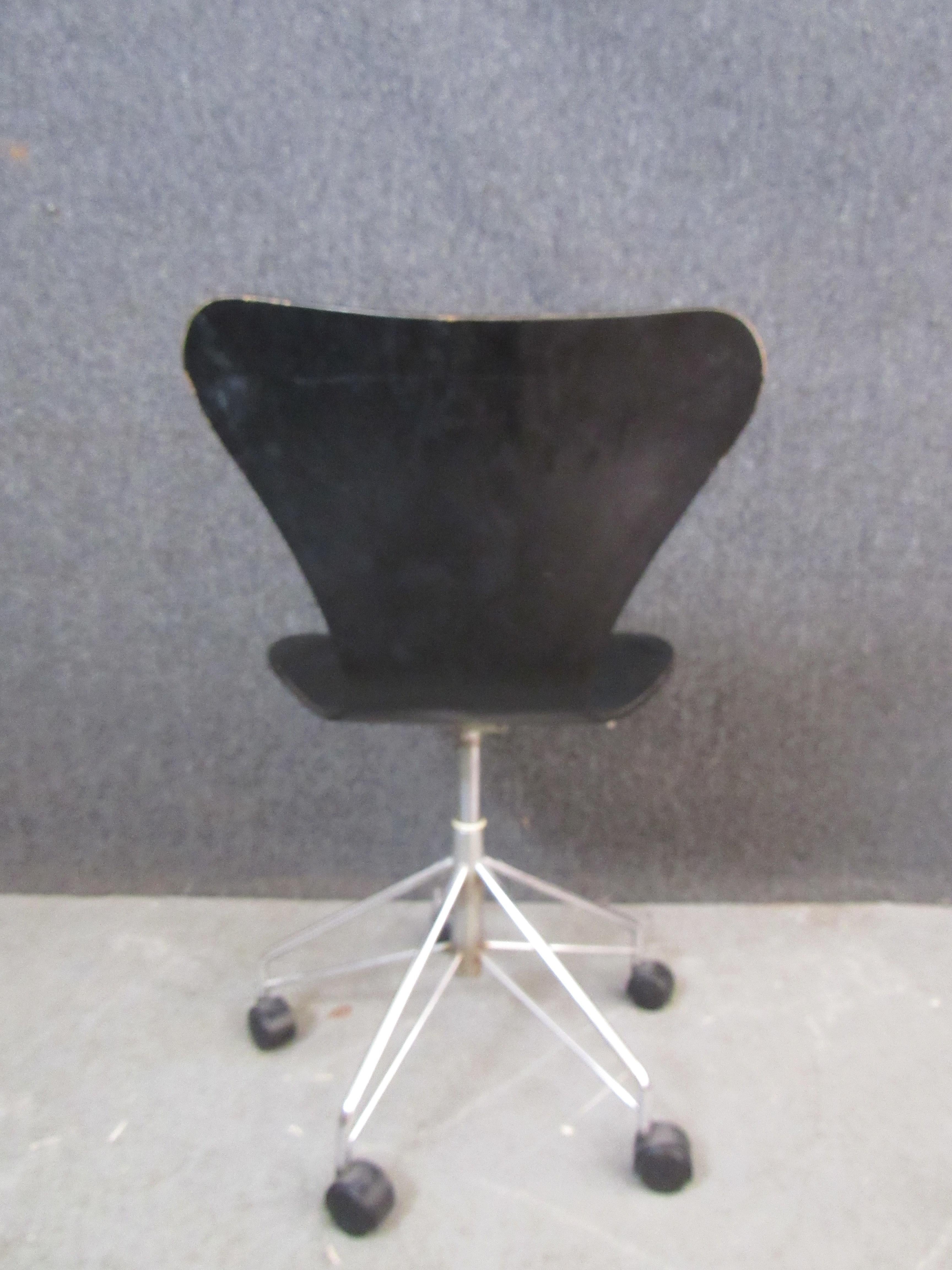 3 Arne Jacobsen „Series 7“ Schreibtischstühle von Fritz Hansen (Metall) im Angebot