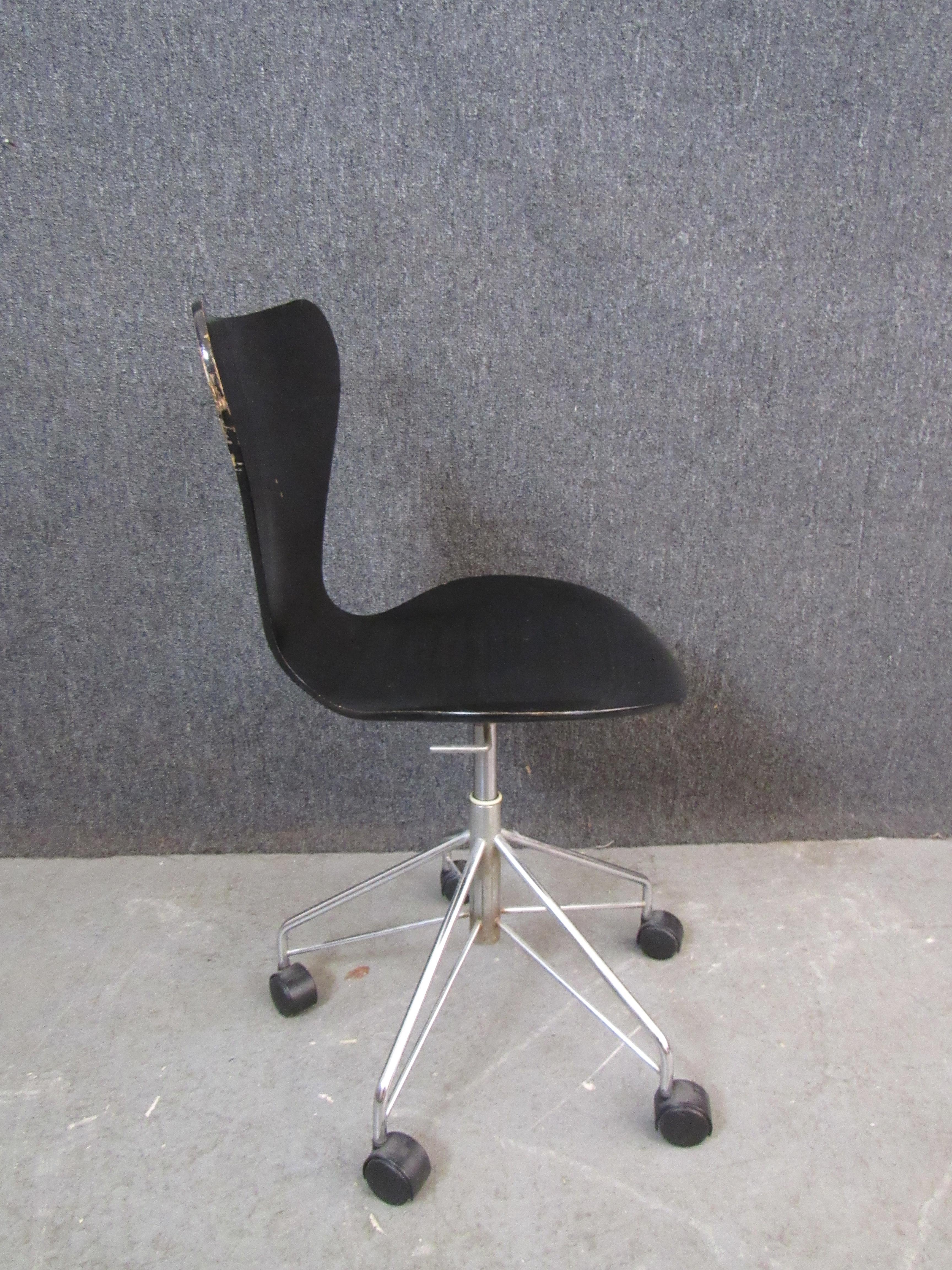 3 Arne Jacobsen „Series 7“ Schreibtischstühle von Fritz Hansen im Angebot 1