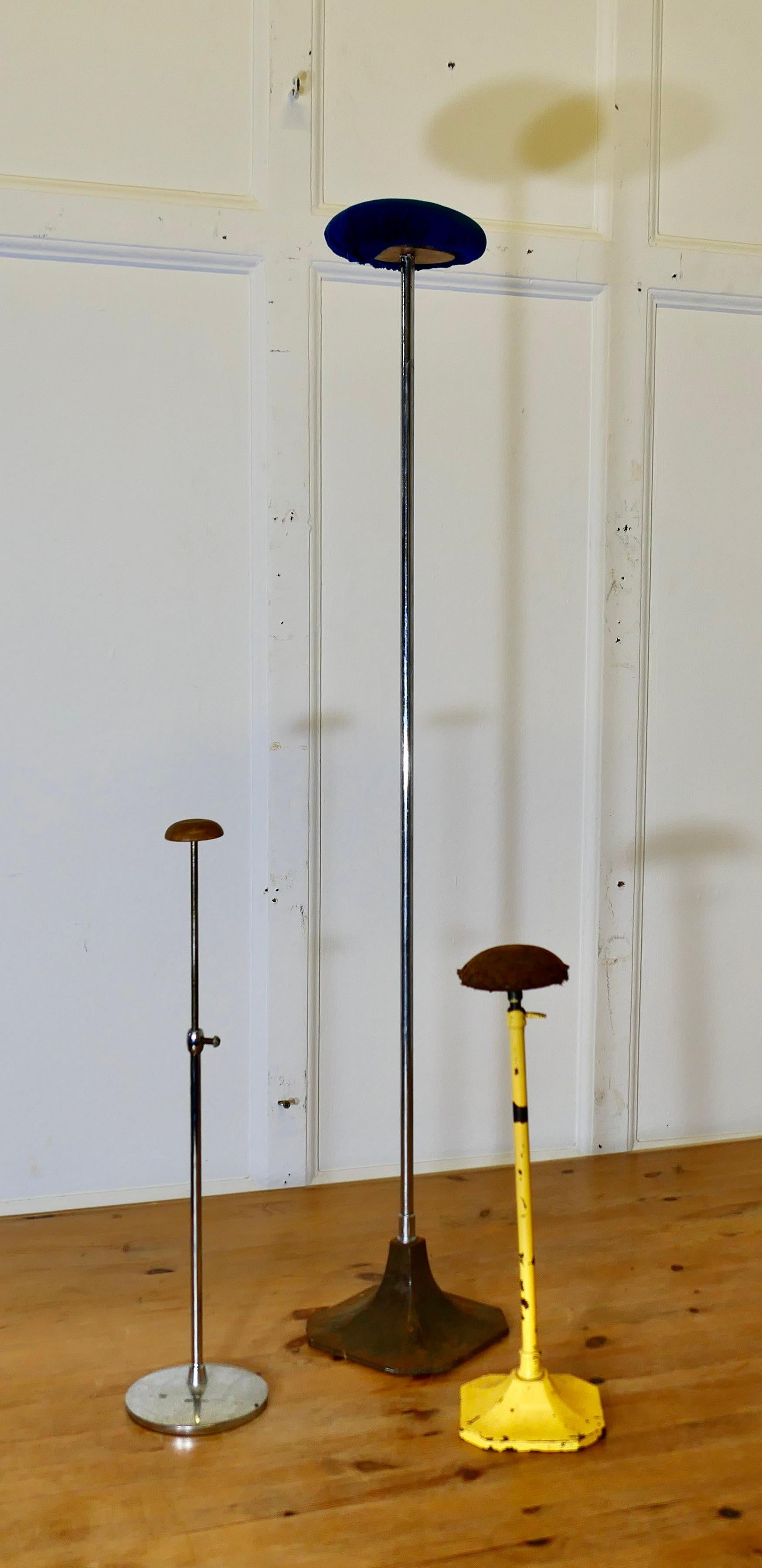 3 Portacappelli regolabili in cromo Art Deco  

Questo affascinante trio è tutto in metallo e due sono regolabili in altezza, due dei supporti sono cromati e uno è dipinto di giallo, il supporto più alto misura 41