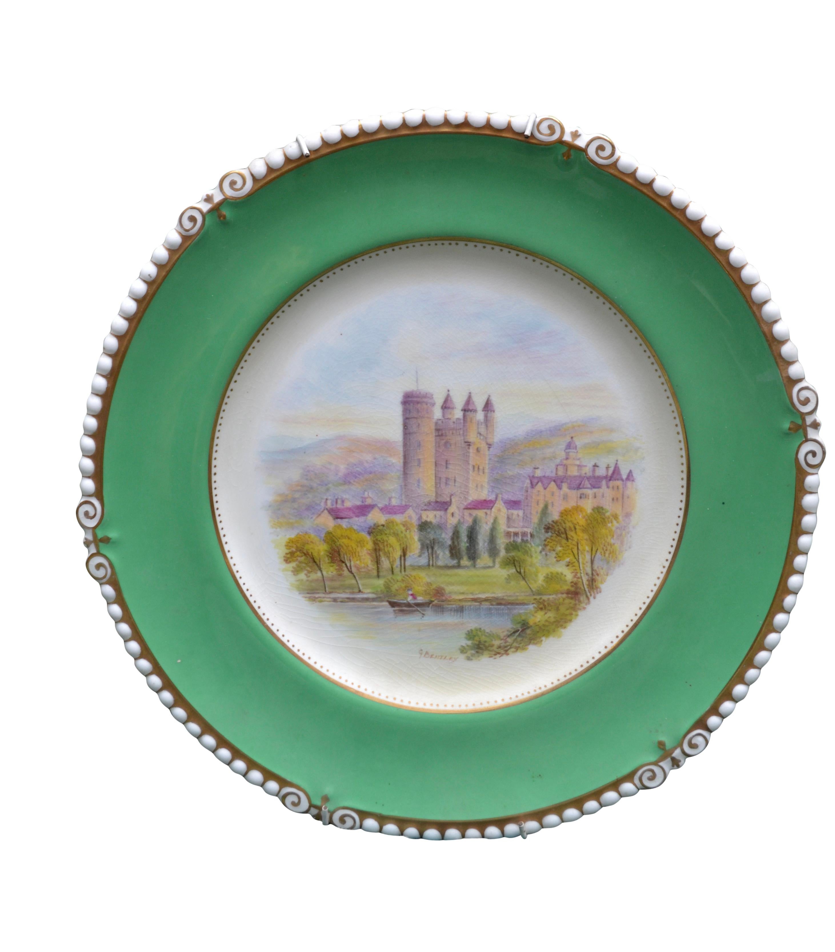 Anglais  3 assiettes en porcelaine d'Aynsley avec bordures vertes et peintures de châteaux britanniques en vente