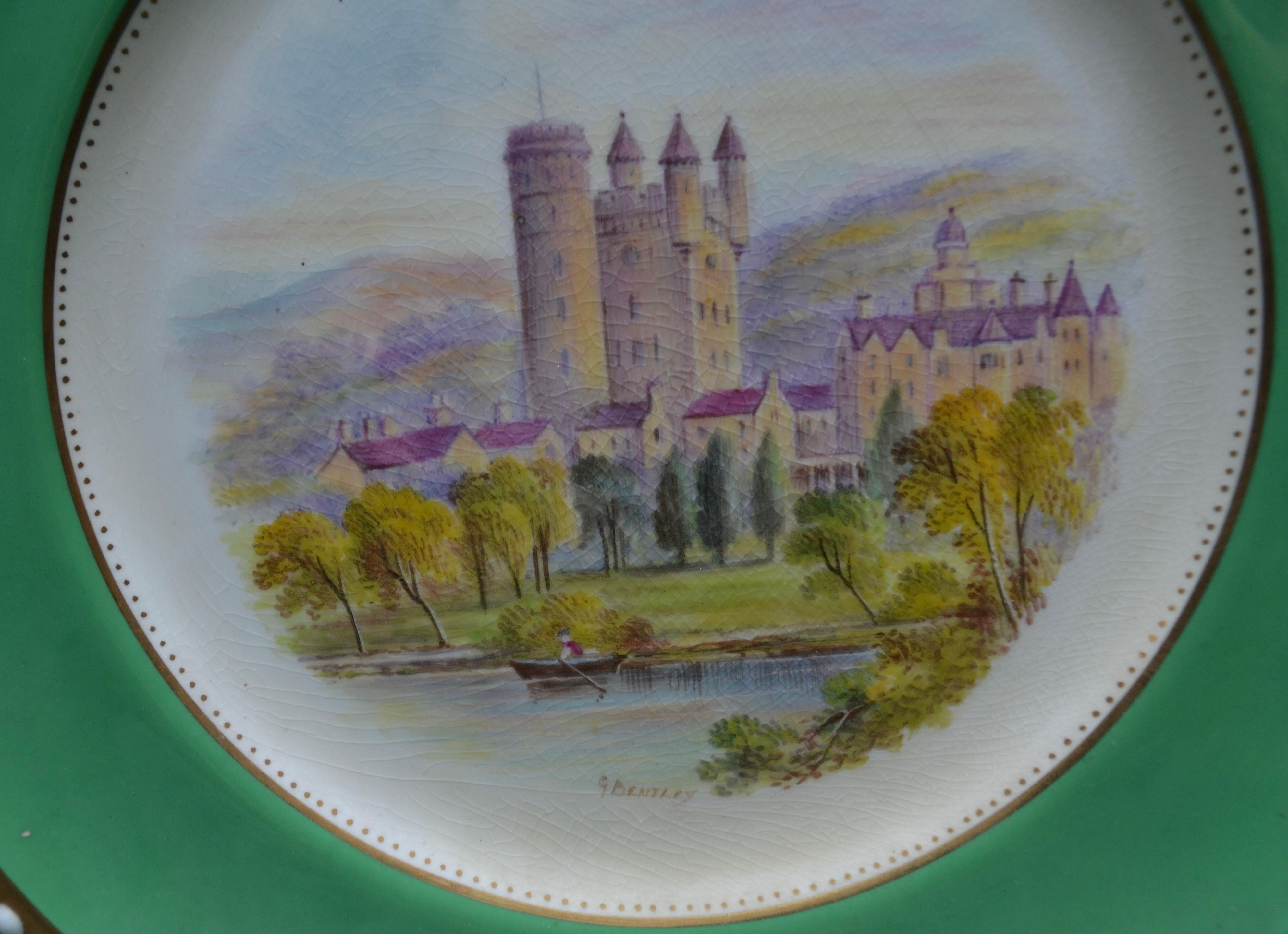 Peint à la main  3 assiettes en porcelaine d'Aynsley avec bordures vertes et peintures de châteaux britanniques en vente