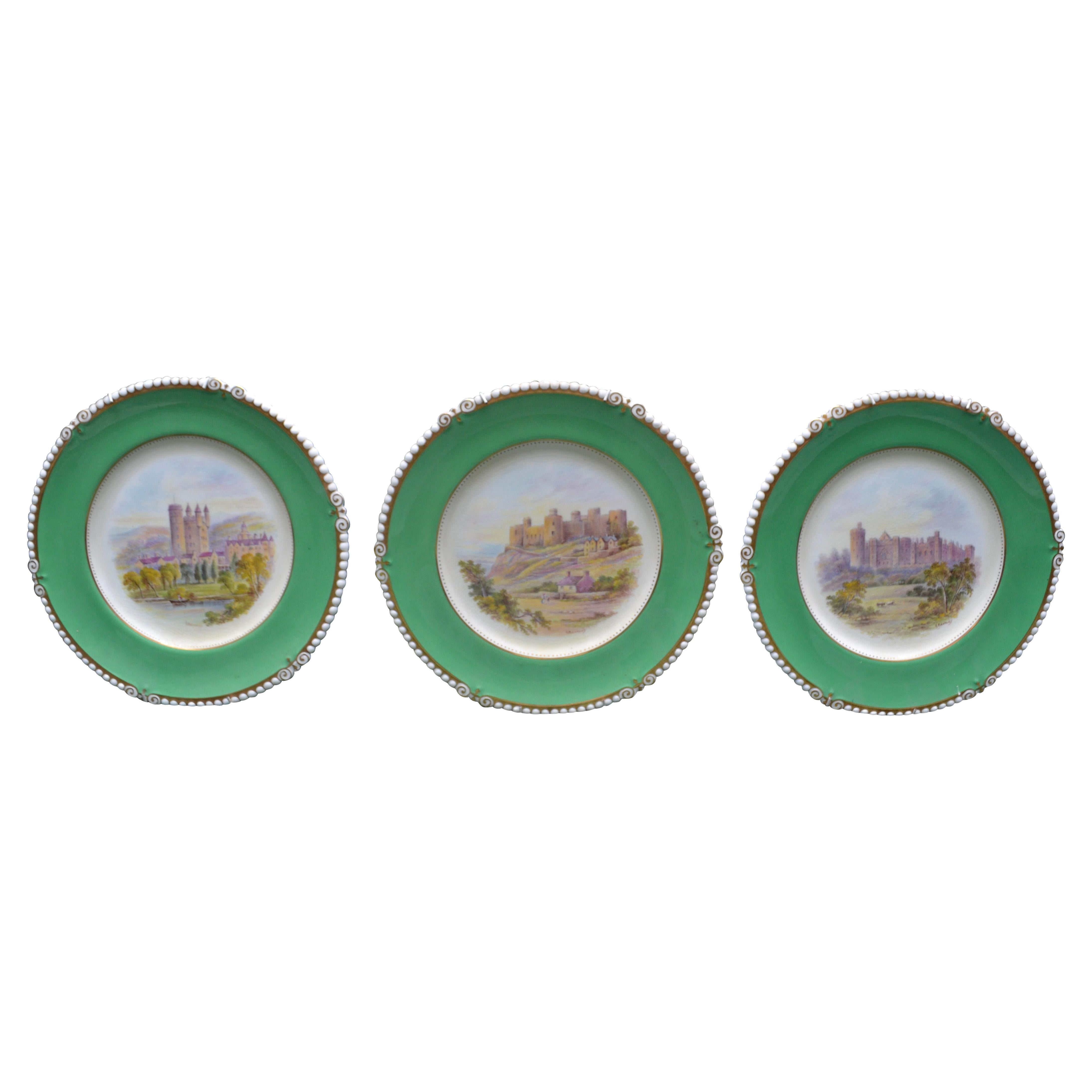  3 assiettes en porcelaine d'Aynsley avec bordures vertes et peintures de châteaux britanniques en vente