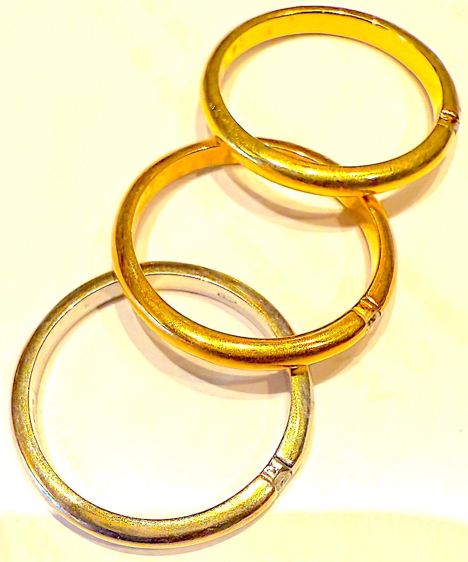 Le tre fasce di tre colori d'oro 18 carati, bianco, giallo e rosa, ciascuna con un diamante rotondo a taglio pieno, creano un'atmosfera giocosa sulla mano.  E anche se non sei una taglia 8, possono essere tagliati.