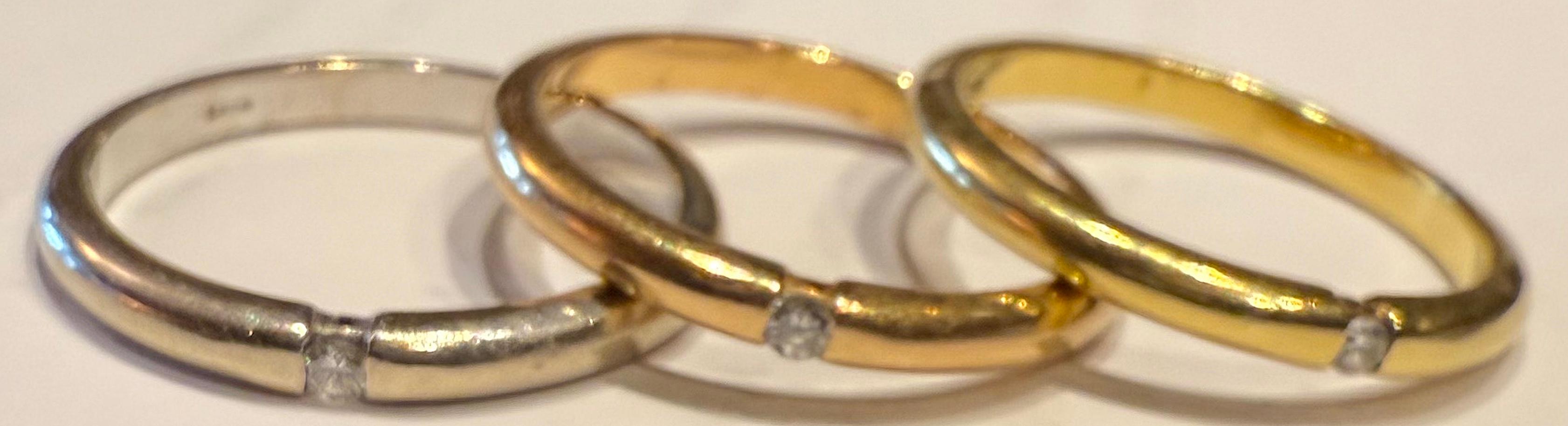 Taglio rotondo 3 fasce in oro 18 carati di tre colori, ciascuna con un diamante in vendita