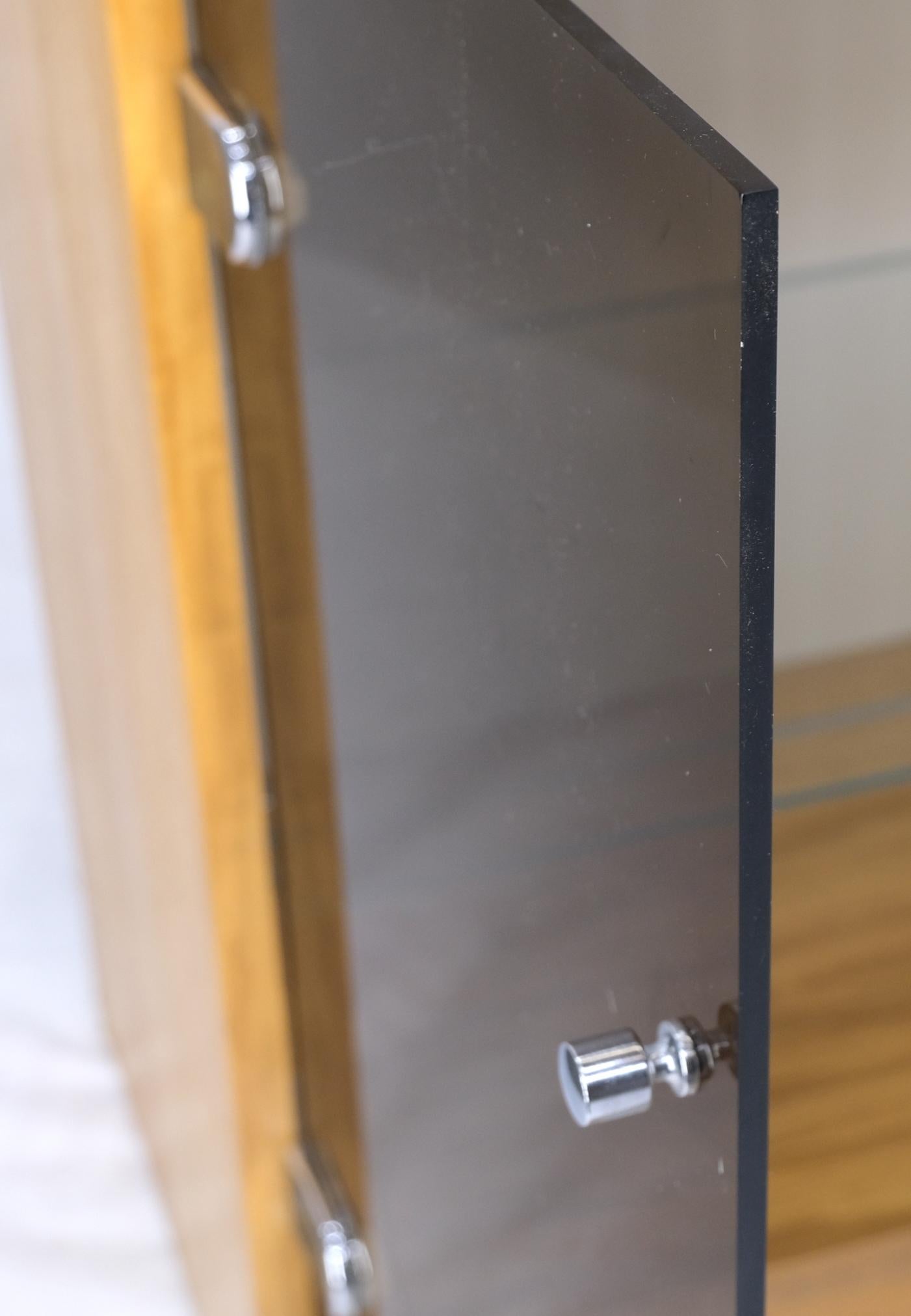3 Bay Wurzelholz Walnussholz Rauchglas Türen Schränke verstellbare Einlegeböden Wandschrank Mint (amerikanisch) im Angebot