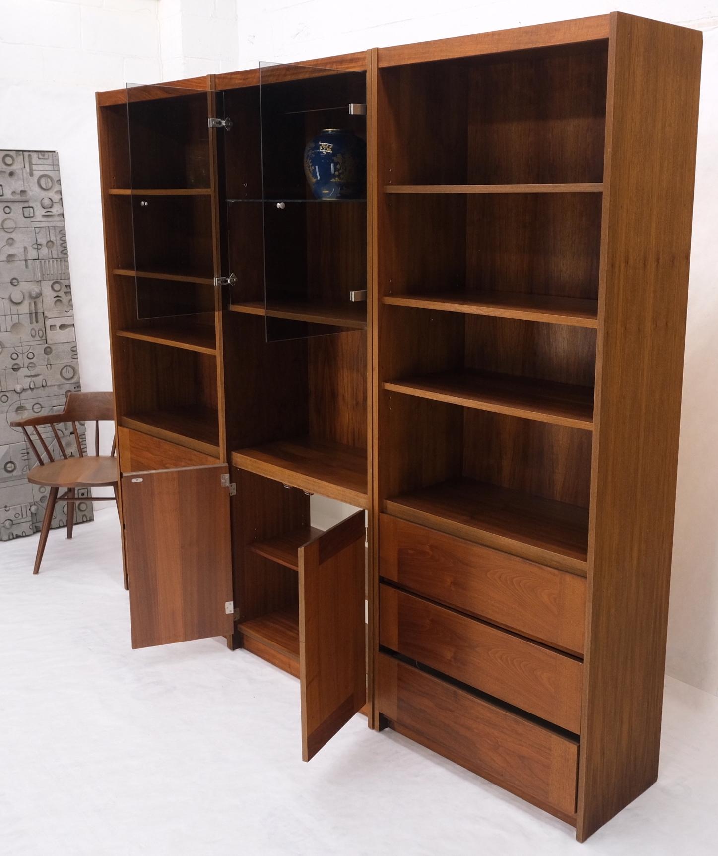 3 Bay Mid-Mentury Modern Walnut Glass Doors Bookcase Wall Unit Curio Cabinet In Good Condition For Sale In Rockaway, NJ