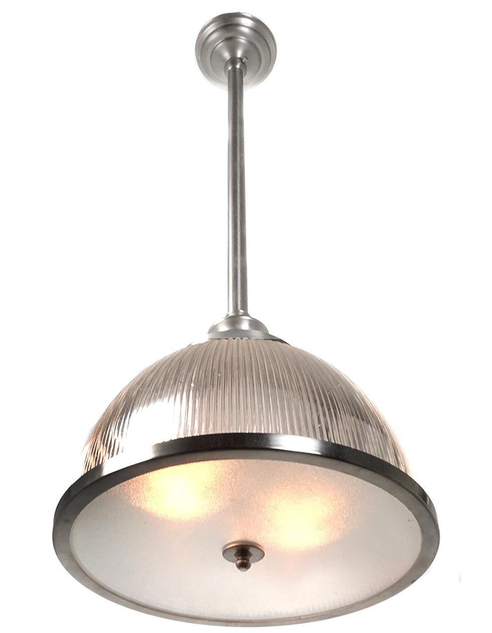 Questo è il prezzo di una collezione di 3 lampade abbinate. Non riesco a trovare il nome del produttore ma sono di alta qualità. La ferramenta è in nichel spazzolato e la grande cupola prismatica ha un raffinato vetro prismatico e smerigliato. Il
