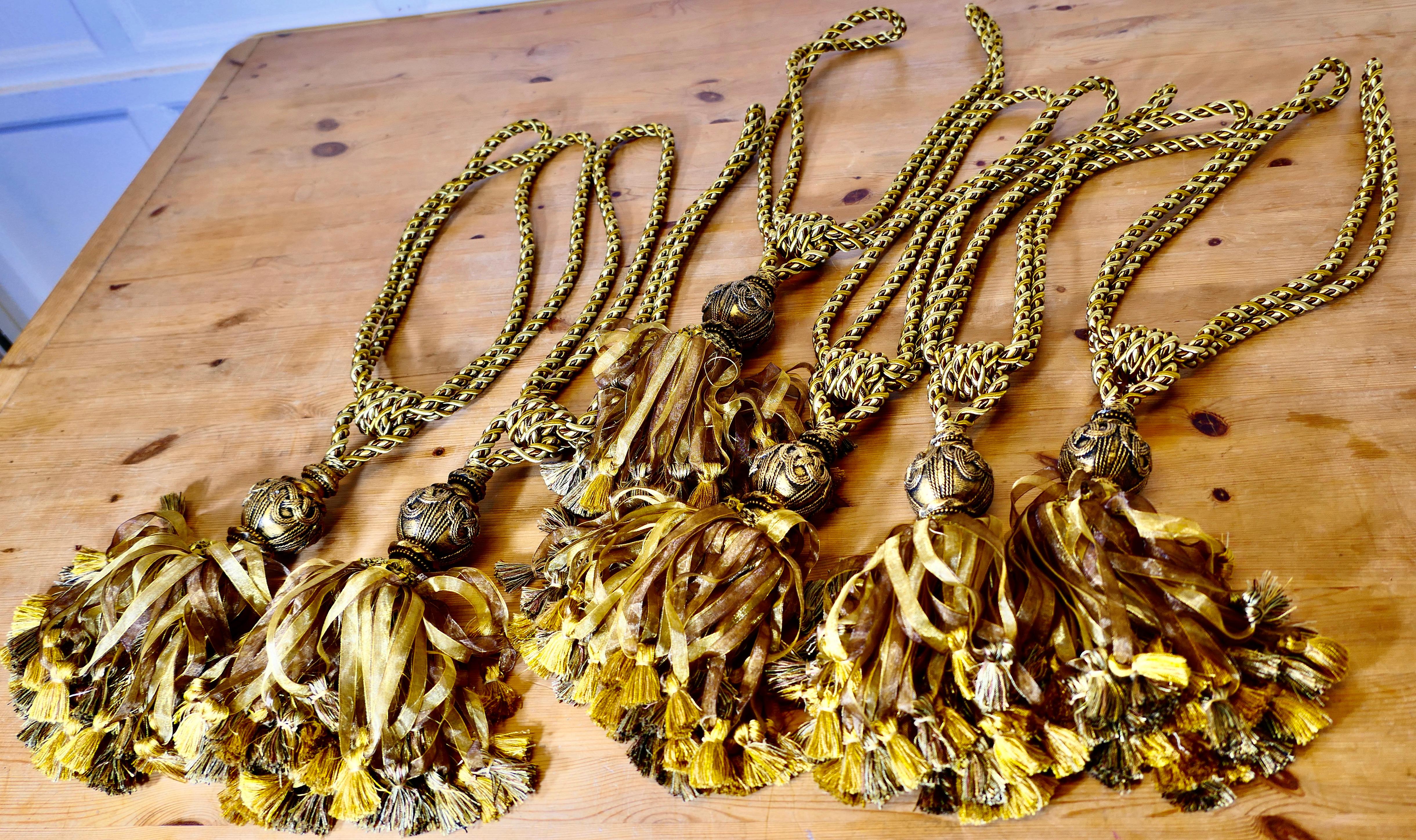 3 bellissime coppie di nappe di seta dorate molto grandi

Si tratta di nappe per tende molto grandi, tessute in molte tonalità di chiffon di seta color oro, in tutto 3 coppie e 6 nappe.

Le nappe sono grandi e in buone condizioni d'uso, sono lunghe
