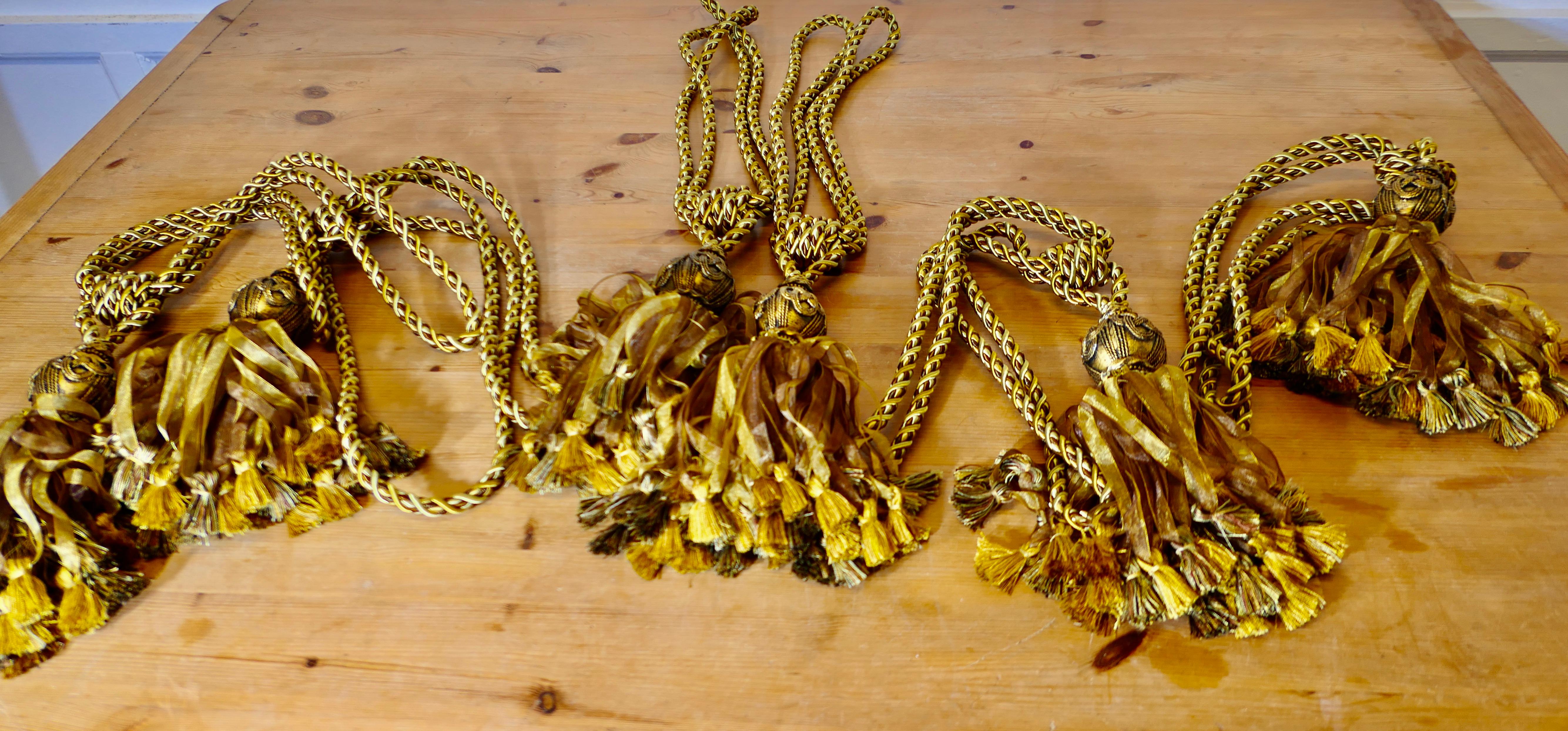 3 bellissime coppie di nappe di seta dorate molto grandi In condizioni buone in vendita a Godshill, Isle of Wight
