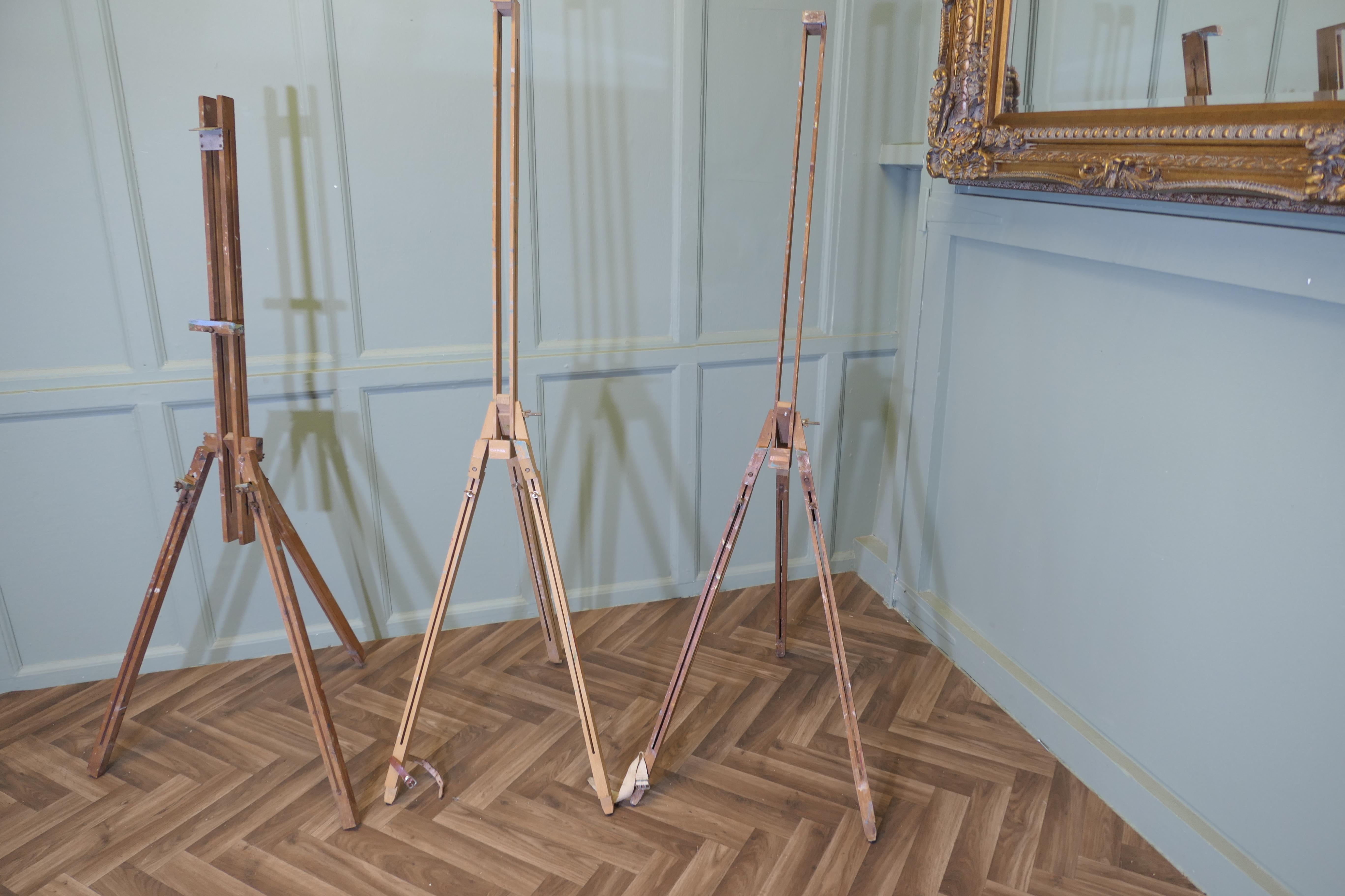 3 Beech Portable Folding Easels   Each Easel height is adjustable and the pictur Bon état - En vente à Godshill, Isle of Wight
