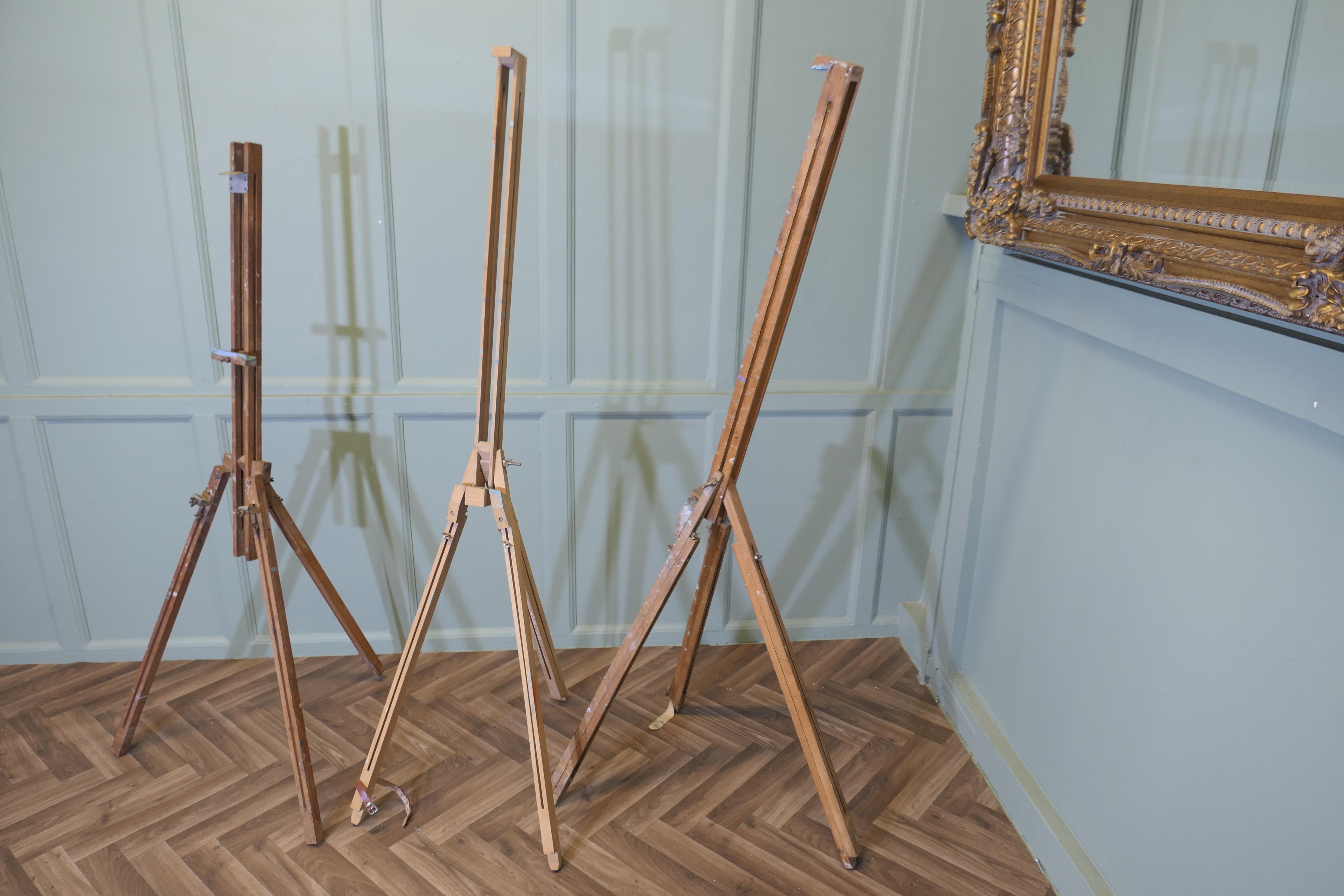 Hêtre 3 Beech Portable Folding Easels   Each Easel height is adjustable and the pictur en vente
