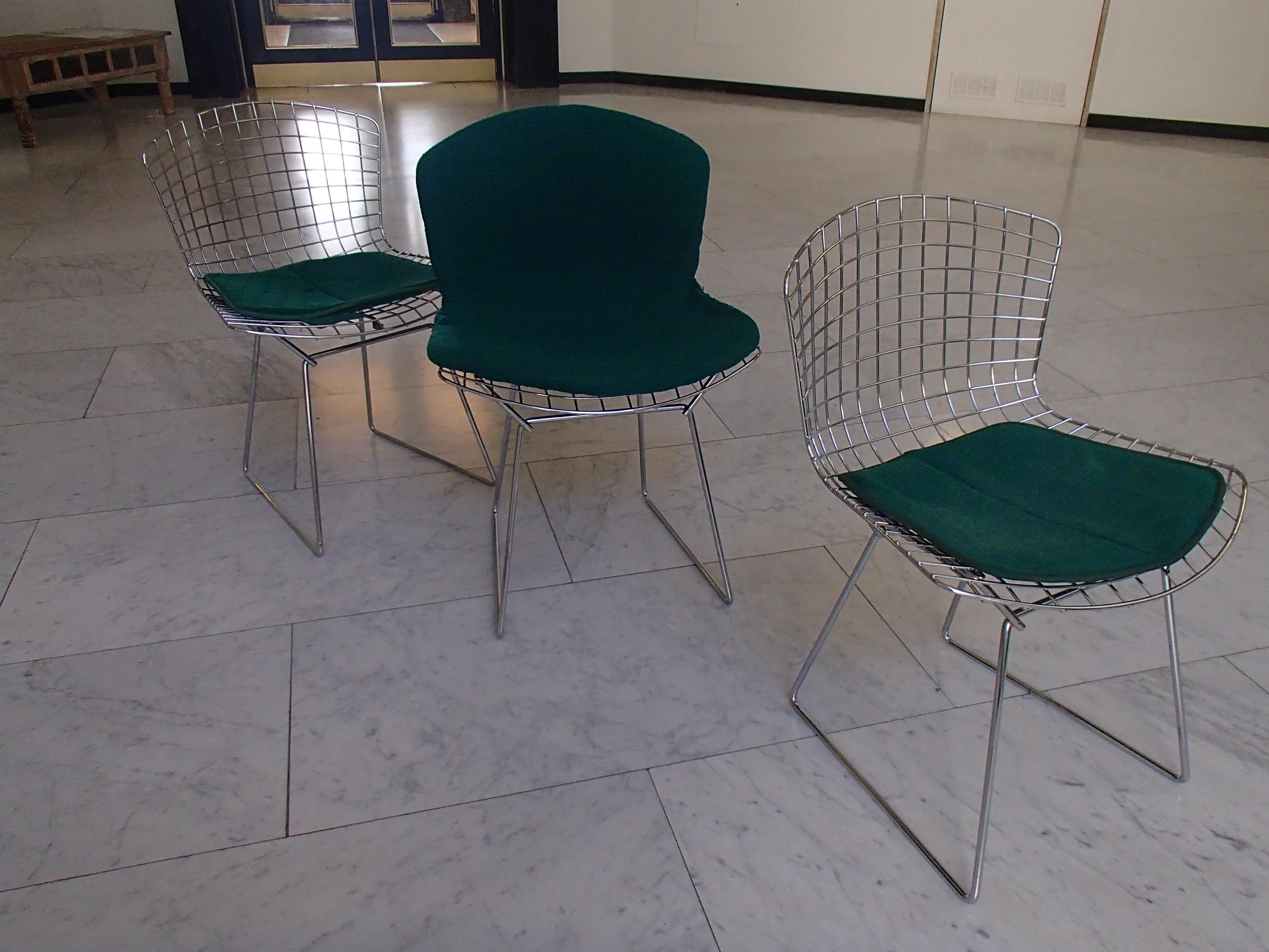 3 Bertoia Chrome Chairs with Green Cushions In Good Condition In Weiningen, CH