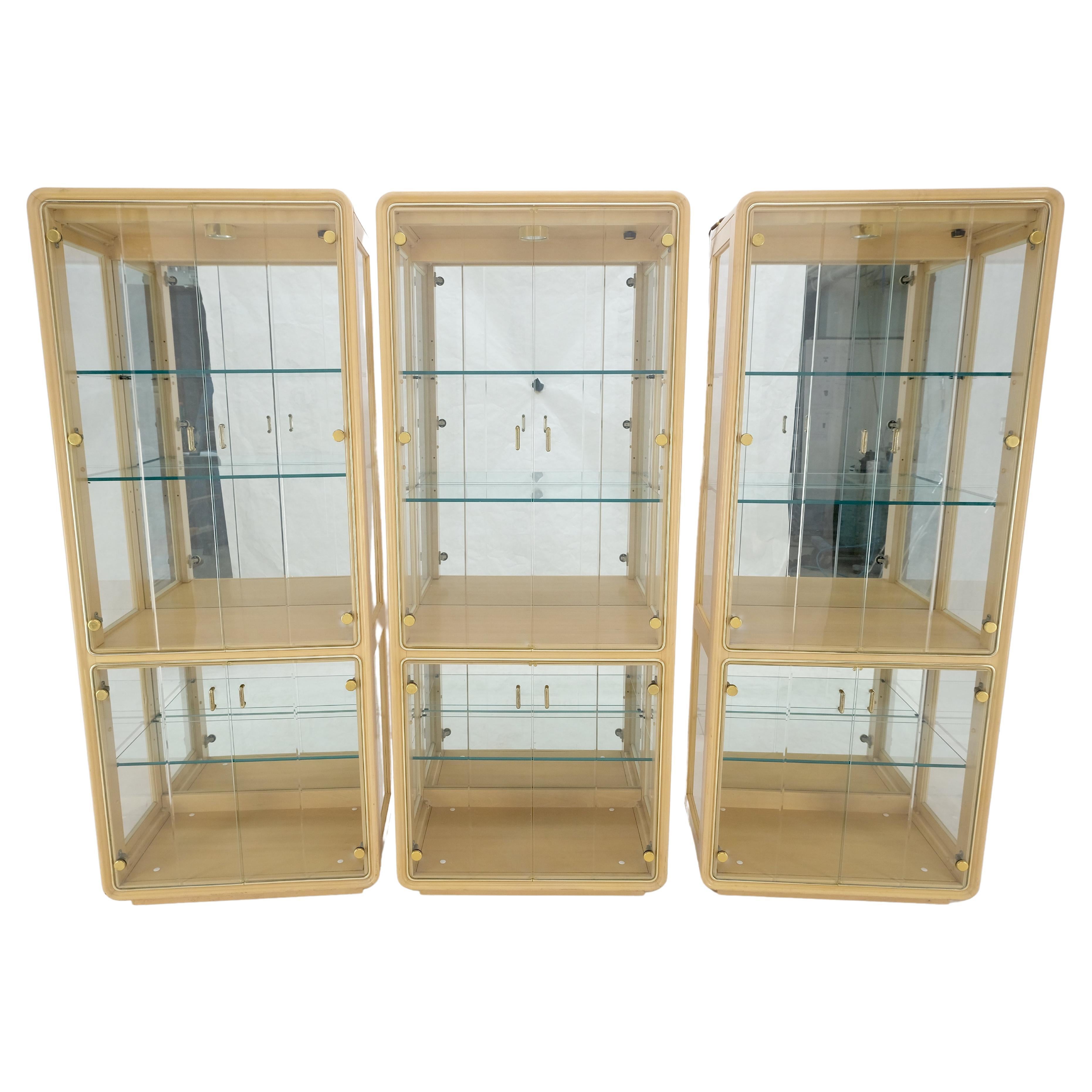 3 casse da esposizione in legno biondo con ante in vetro, scaffali in vetro MINT! 
Ripiani illuminati, schienali a specchio.