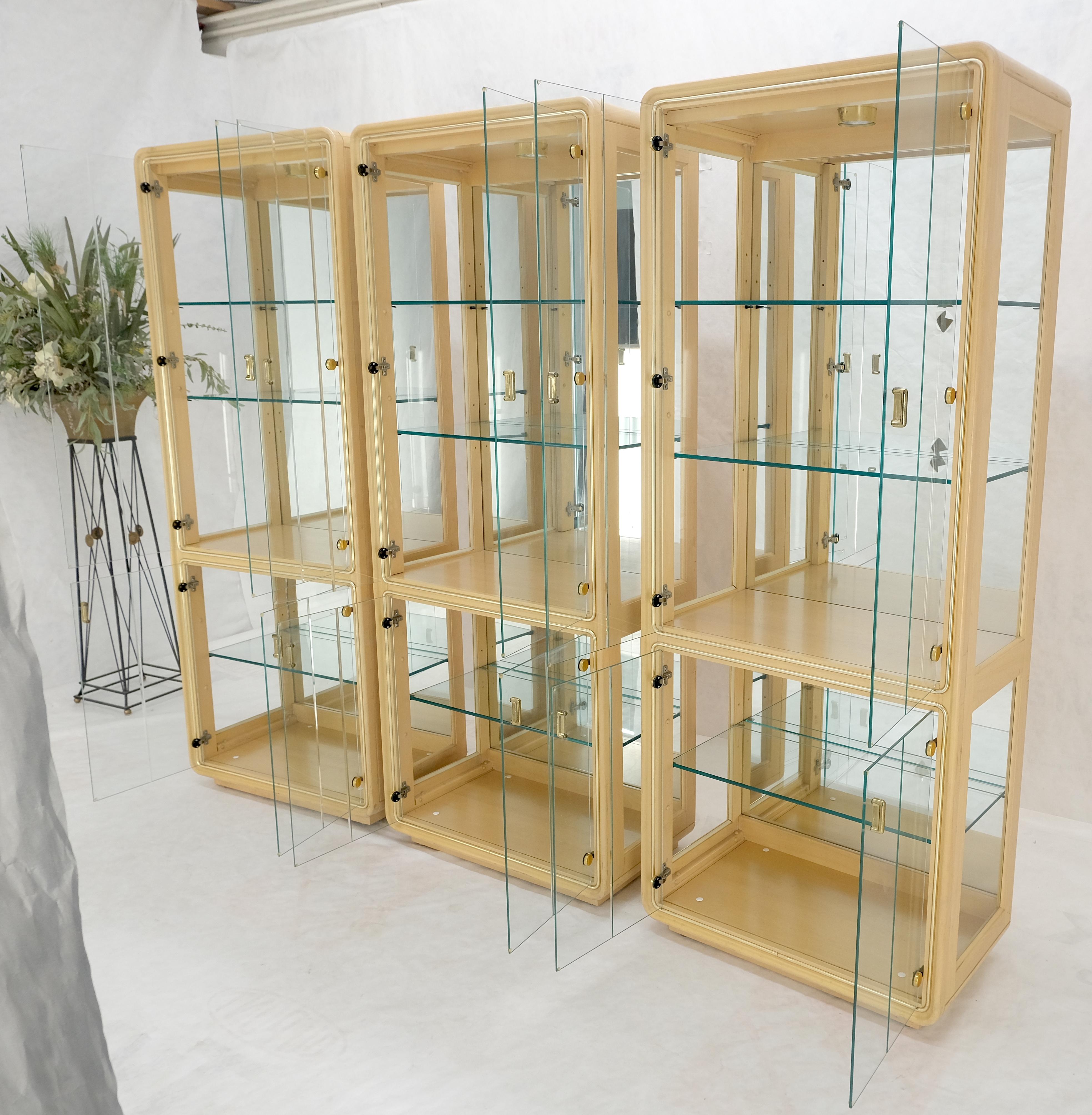 3 casse da esposizione in legno biondo con ante in vetro, scaffali in vetro MINT! in vendita 1