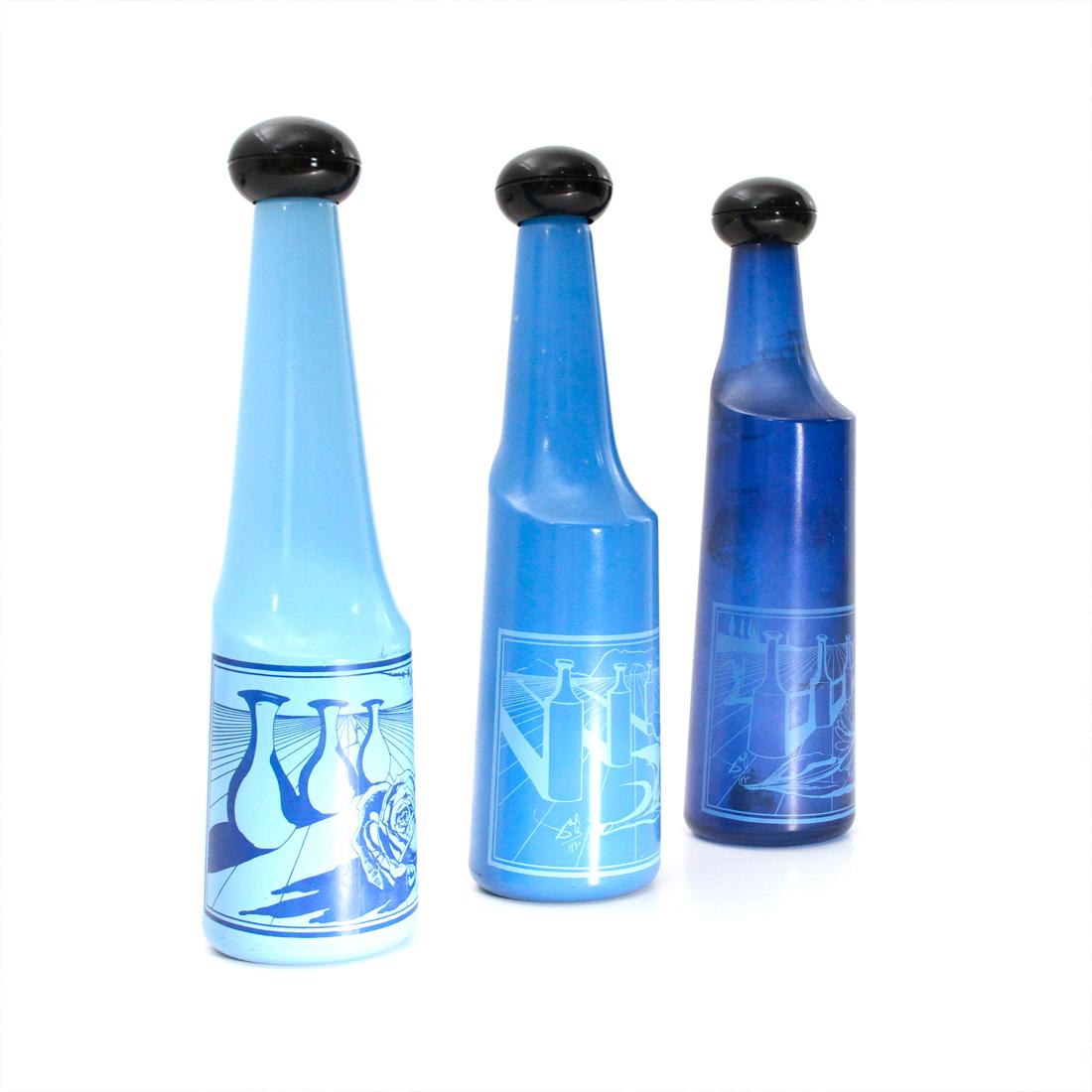 Three bottles produced by the Rosso Antico wine company and designed by Salvador Dalì in the 1970s.
Colored glass.
Prints by Salvador Dali printed.
Good general condition, some signs due to normal use over time, a bottle is dirty